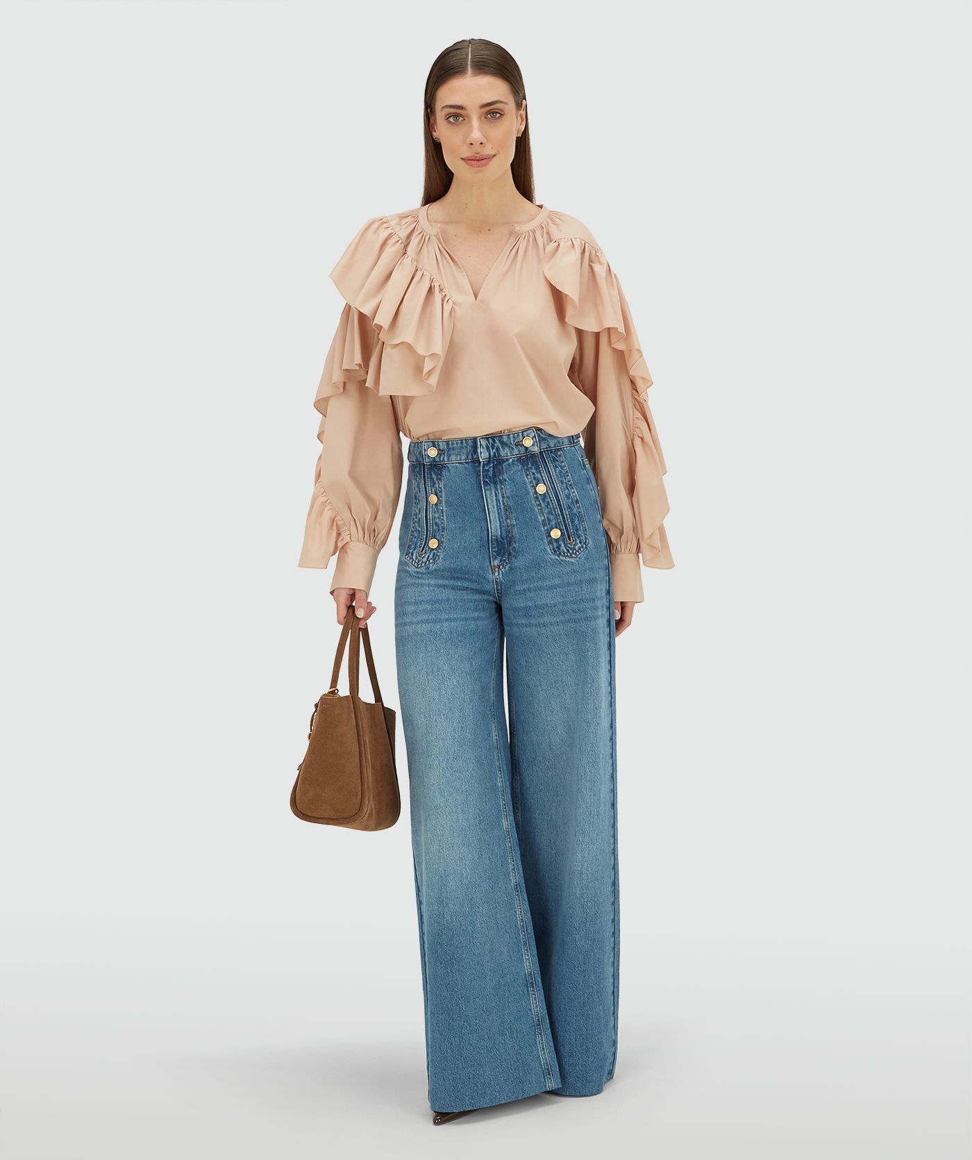 Model draagt een regular fit blouse met ruffles in de kleur Dusty Pink