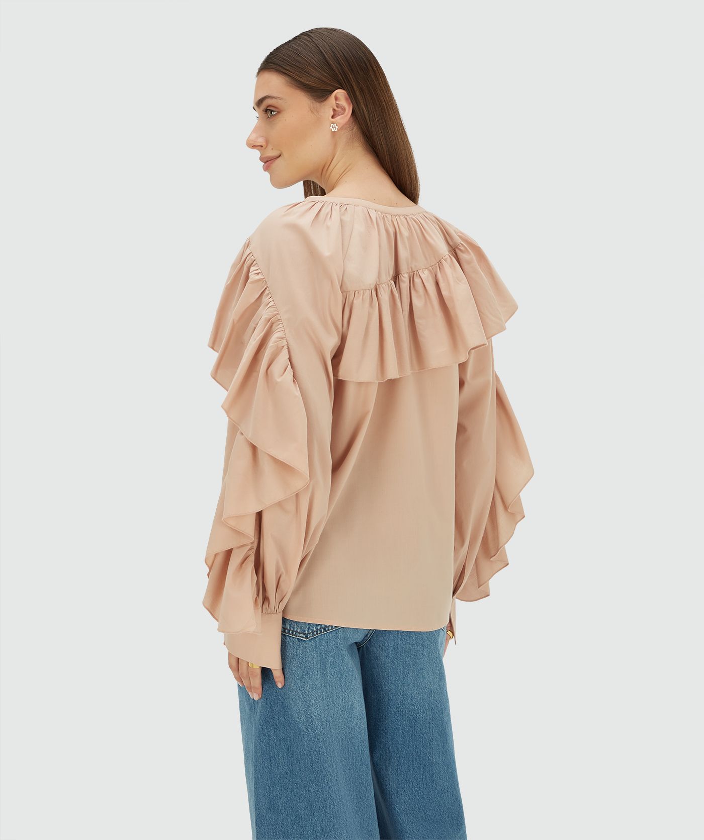 Achterzijde van een model die een regular fit blouse met ruffles in de kleur Dusty Pink draagt