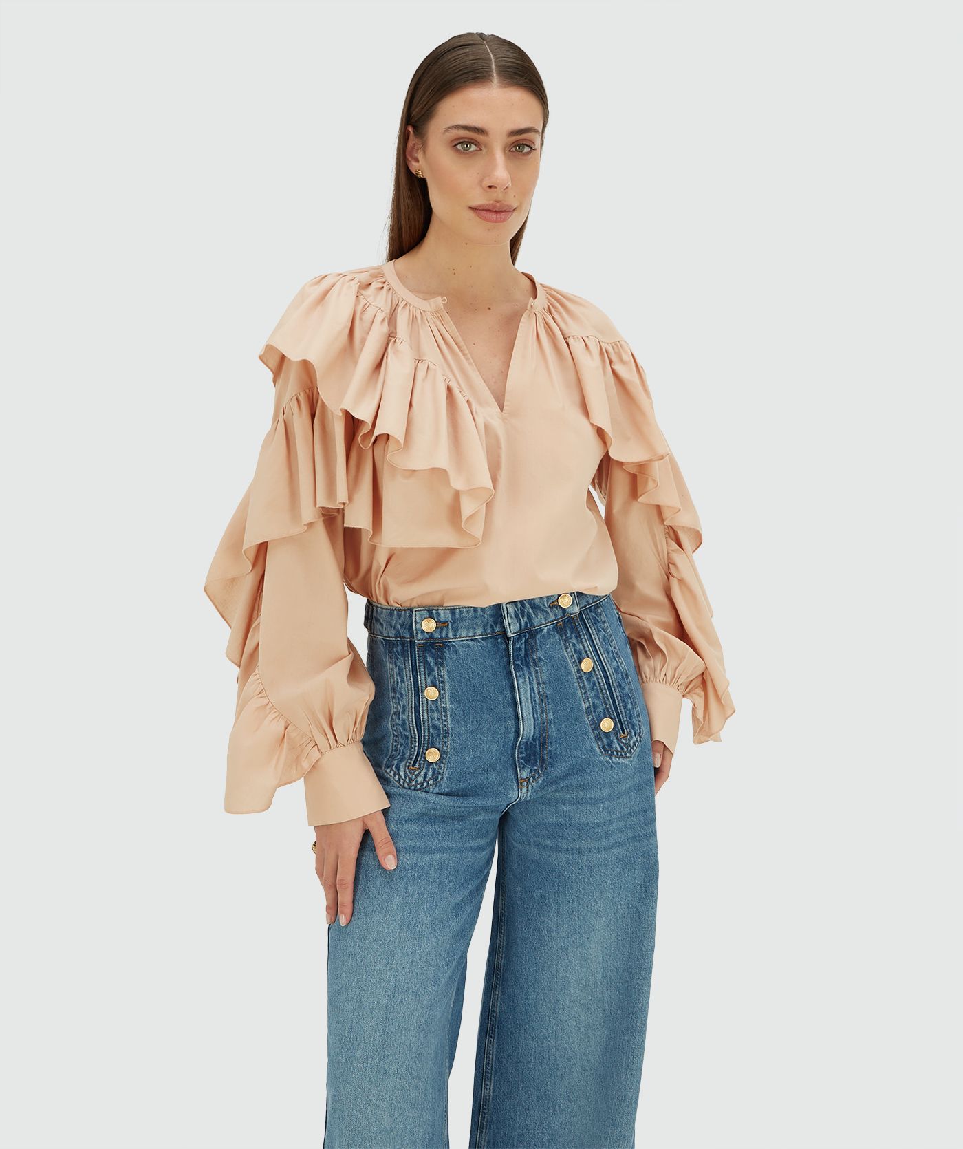 Model draagt een regular fit blouse met ruffles in de kleur Dusty Pink