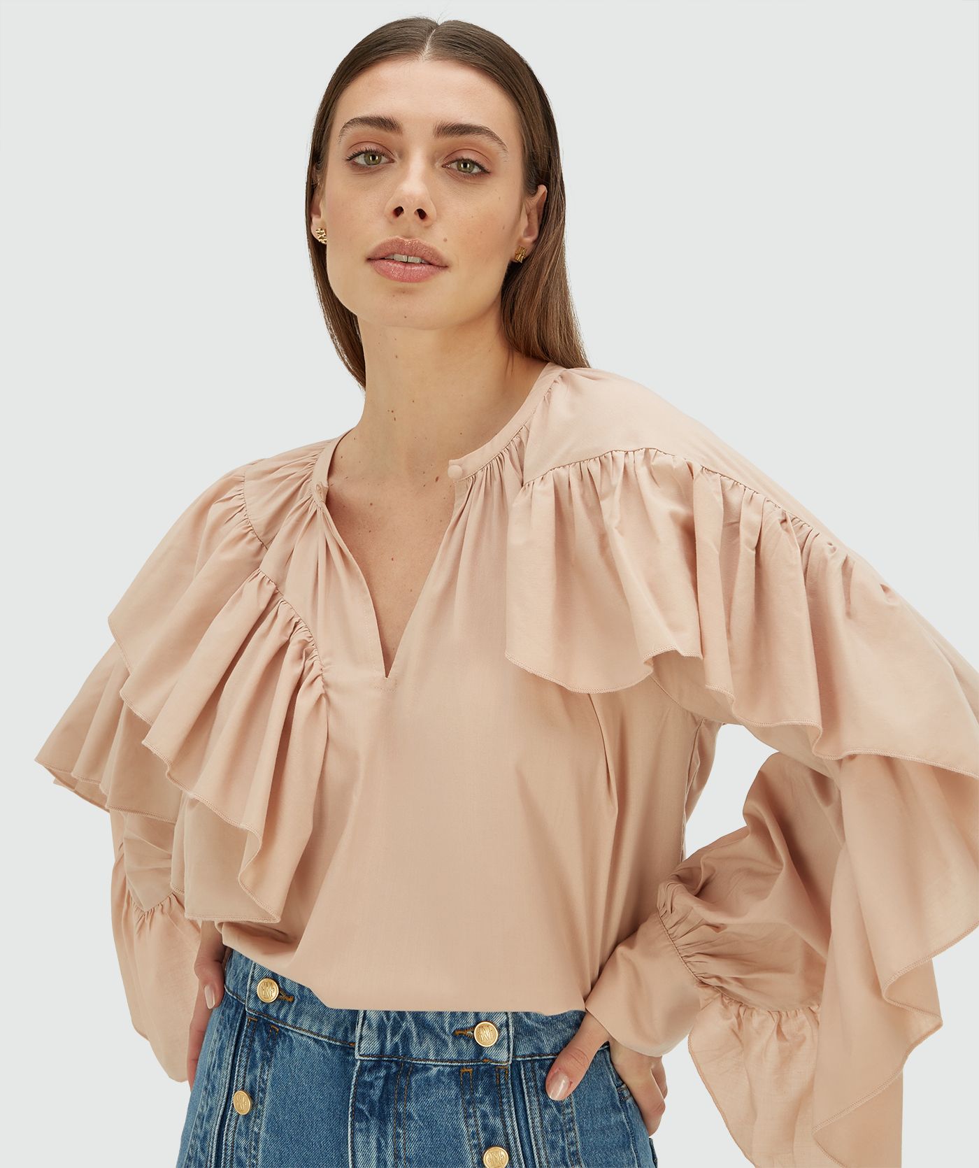 Model draagt een regular fit blouse met ruffles in de kleur Dusty Pink