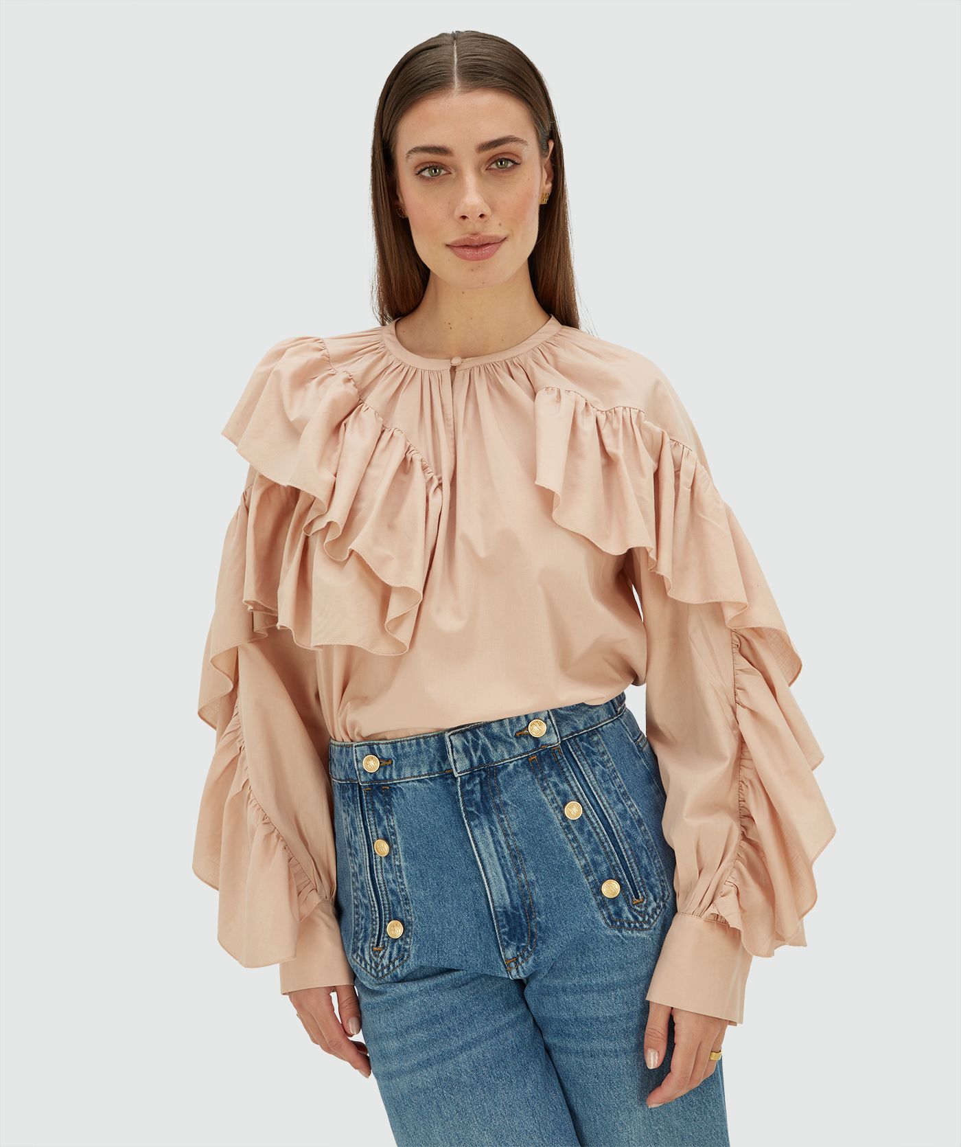 Model draagt een regular fit blouse met ruffles in de kleur Dusty Pink