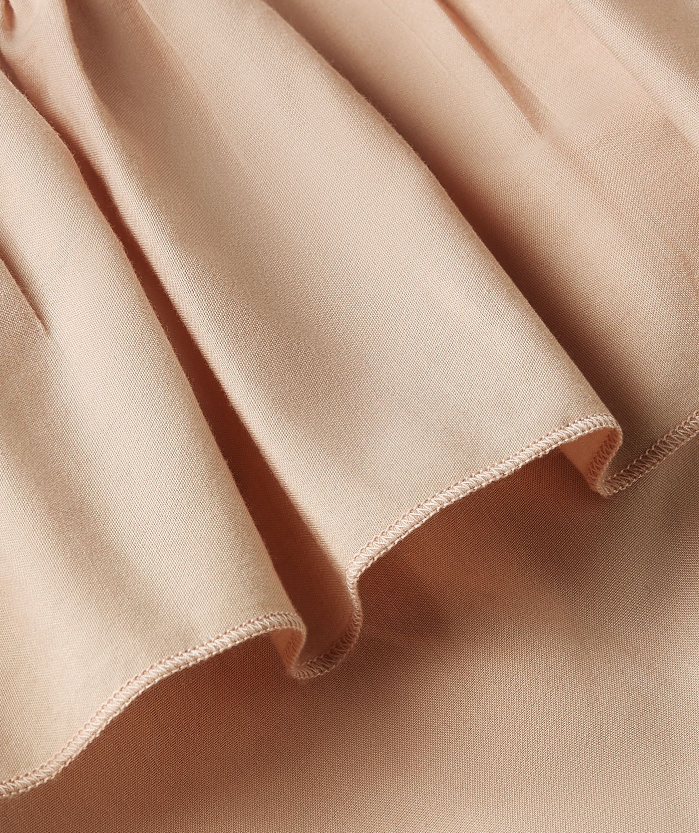 Close-up van een regular fit blouse met ruffles in de kleur Dusty Pink