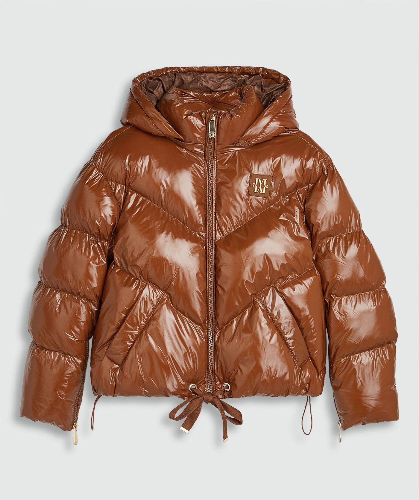 Cognac kleurige lak look jas zonder model, weergegeven op een lichtgrijze achtergrond.