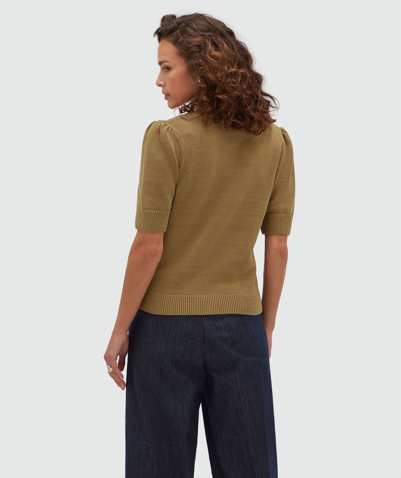 Achteraanzicht van een model in een truitje met korte mouwen in de kleur Khaki.