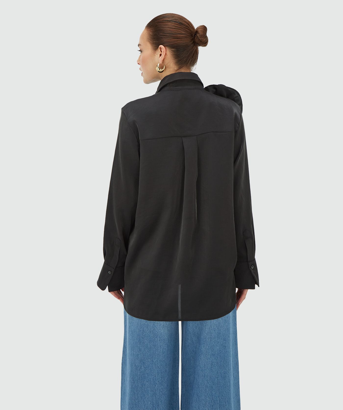 Achteraanzicht van een model in een zwarte blouse - JOSH V