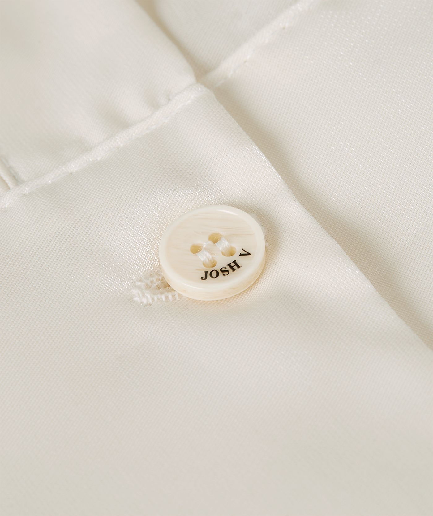 Close-up knoop met JOSH V logo op de mouw - JOSH V