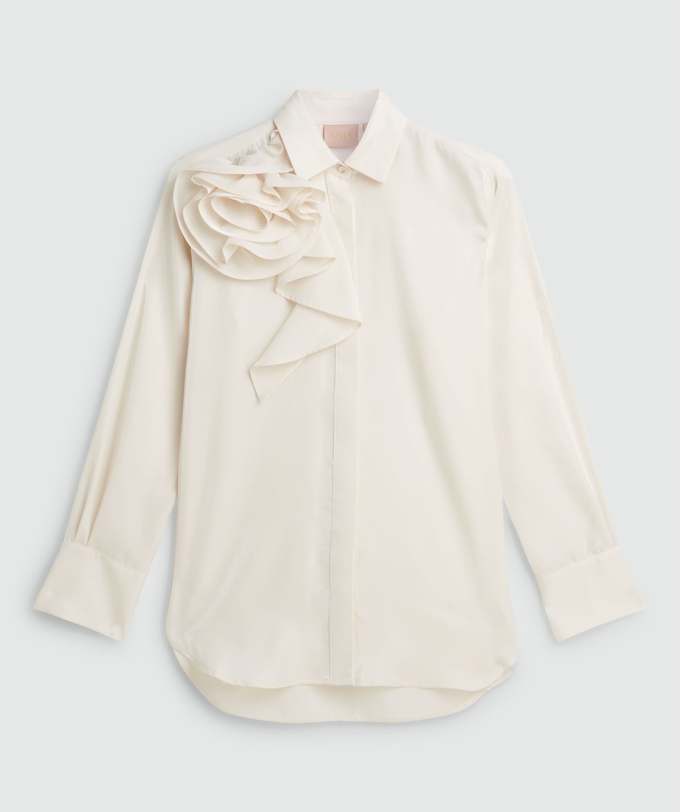 Creme white blouse met bloem op de schouder aan de voorzijde zonder model, weergegeven op een lichtgrijze achtergrond - JOSH V