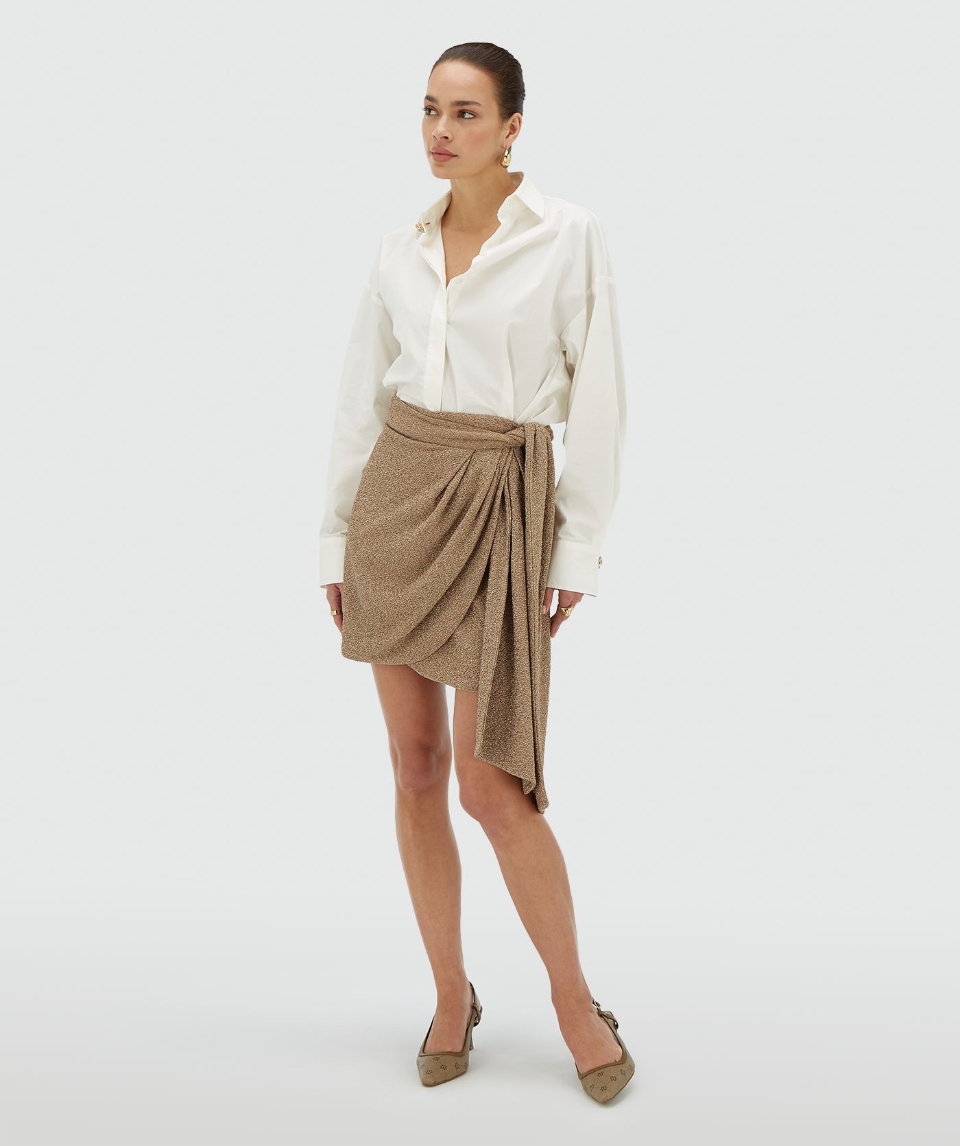 Model draagt een dark gold high waisted rok met glitter - Josh V