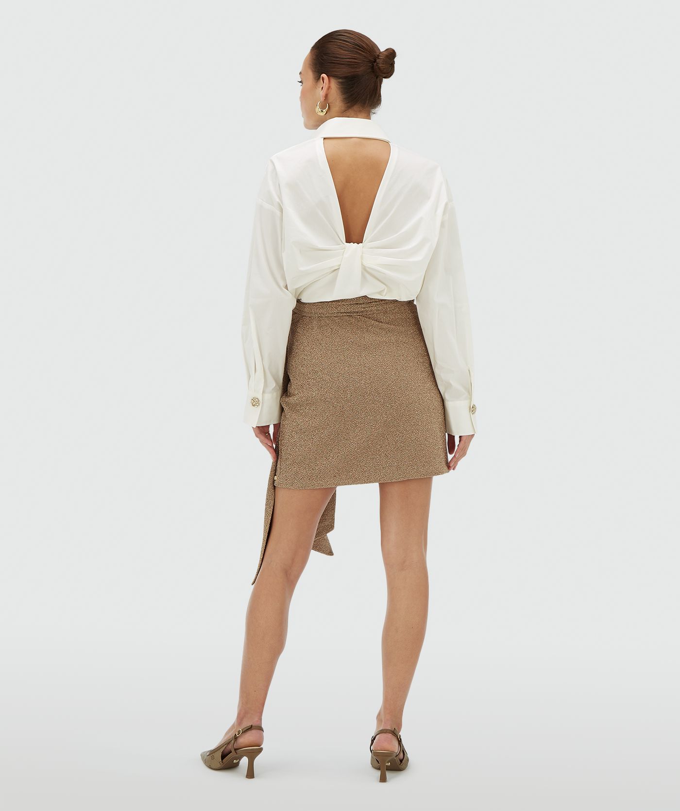 Achteraanzicht van een model in een dark gold high waisted rok met glitter - Josh V