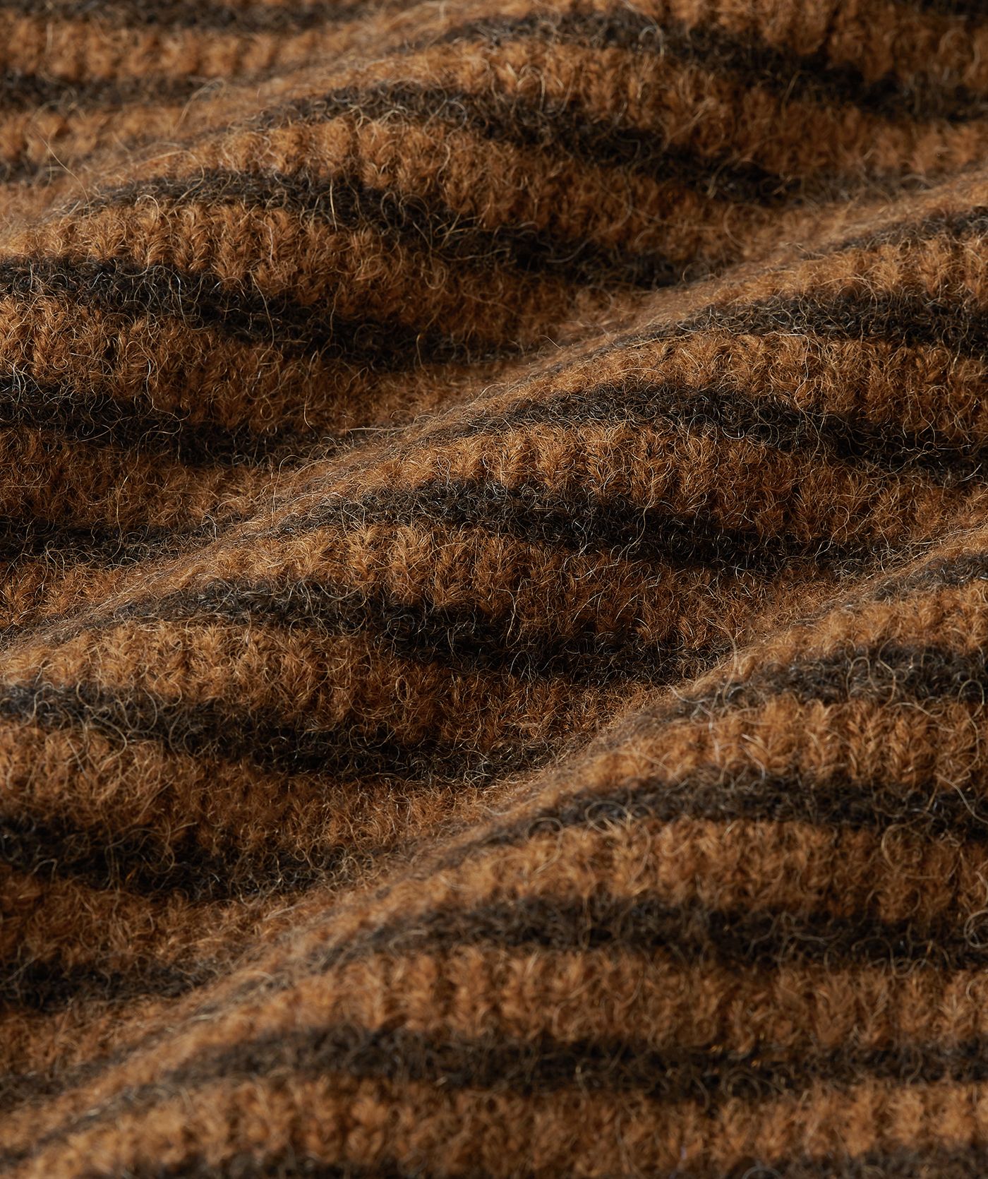 Close-up van de donkerbruin en lichtruin gestreepte stof.