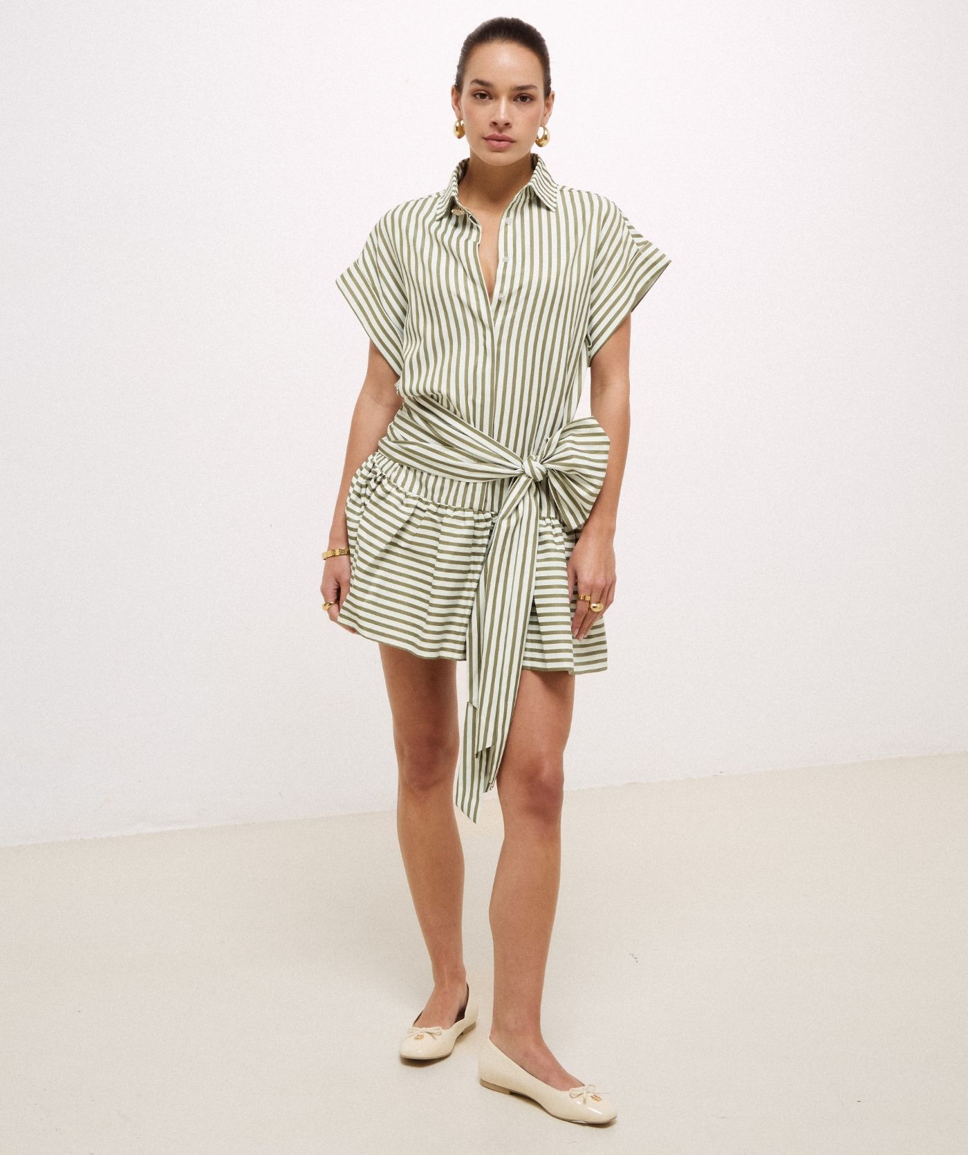 Model draagt een oversized blousejurk met strepen in de kleur Dark Pistachio