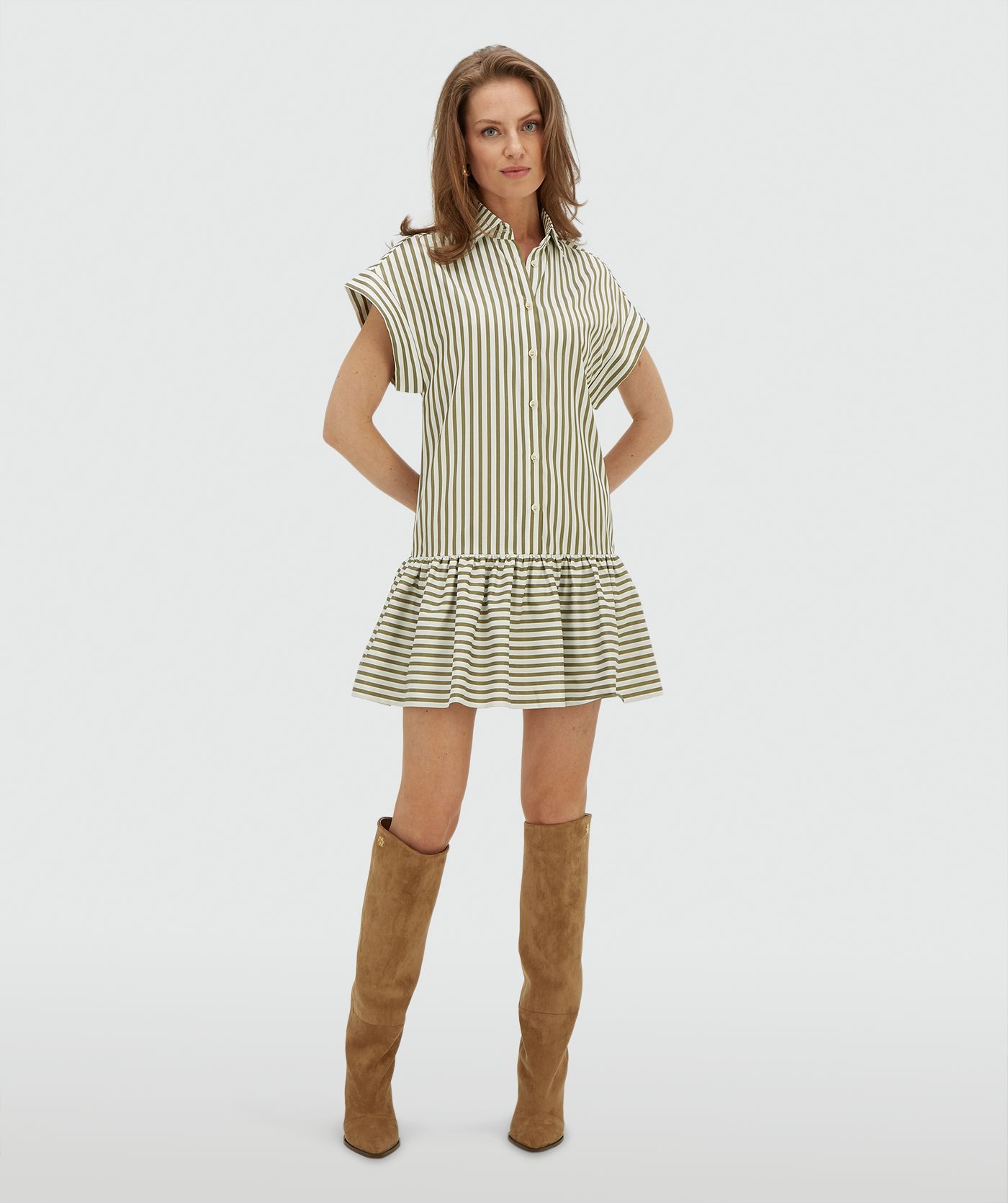 Model draagt een oversized blousejurk met strepen in de kleur Dark Pistachio
