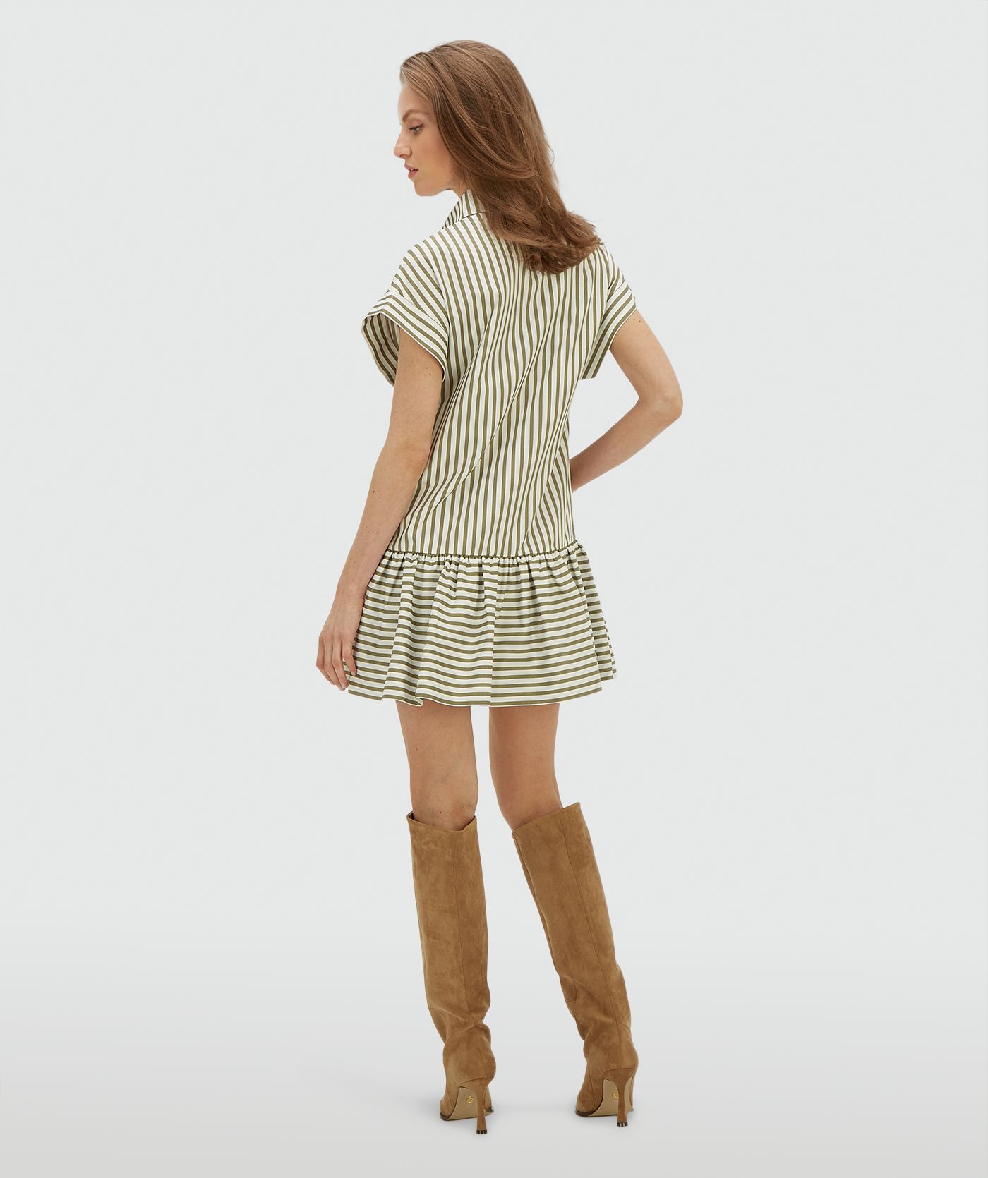 Achteraanzicht van een model in een oversized blousejurk met strepen in de kleur Dark Pistachio