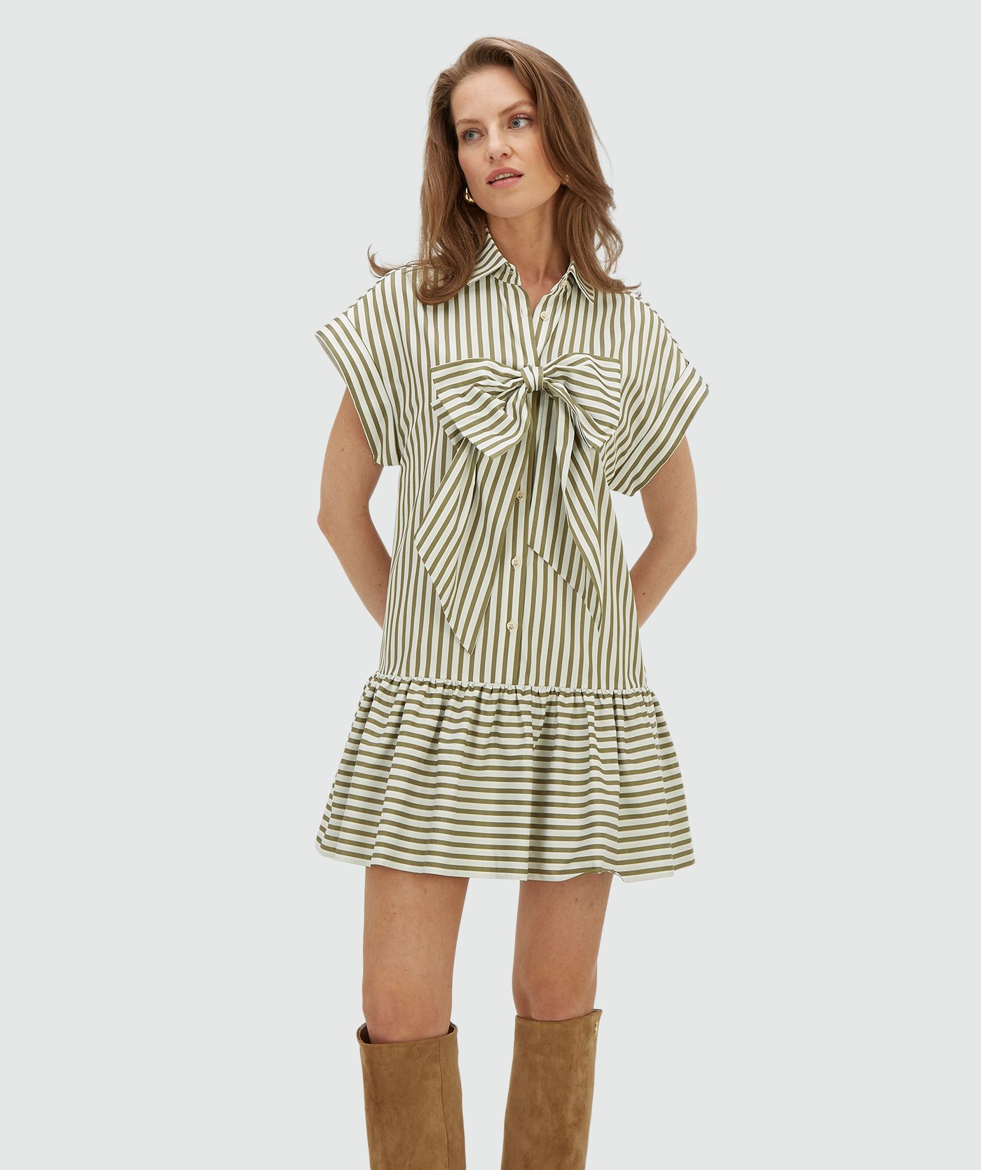 Model draagt een oversized blousejurk met strepen in de kleur Dark Pistachio