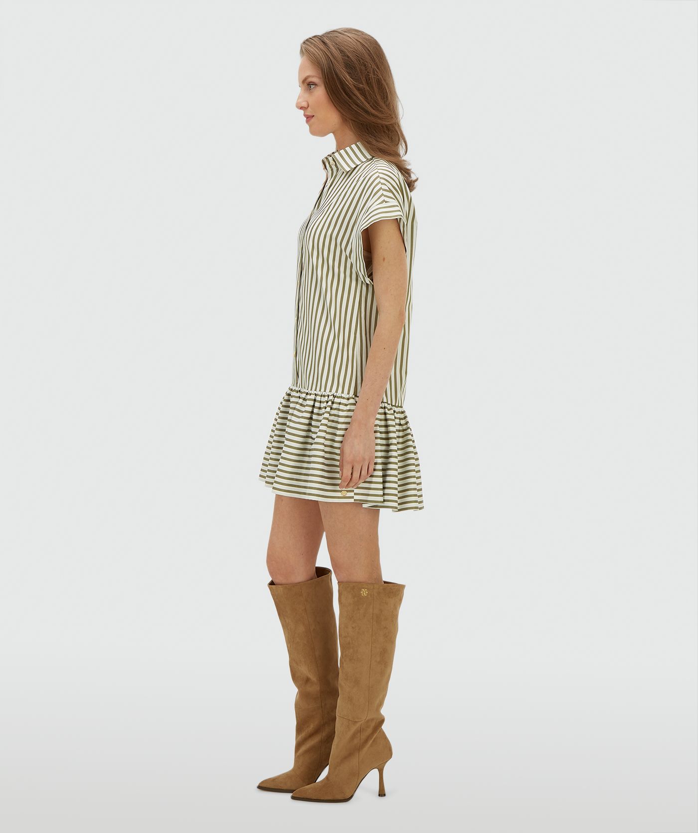 Zijaanzicht van een model in een oversized blousejurk met strepen in de kleur Dark Pistachio