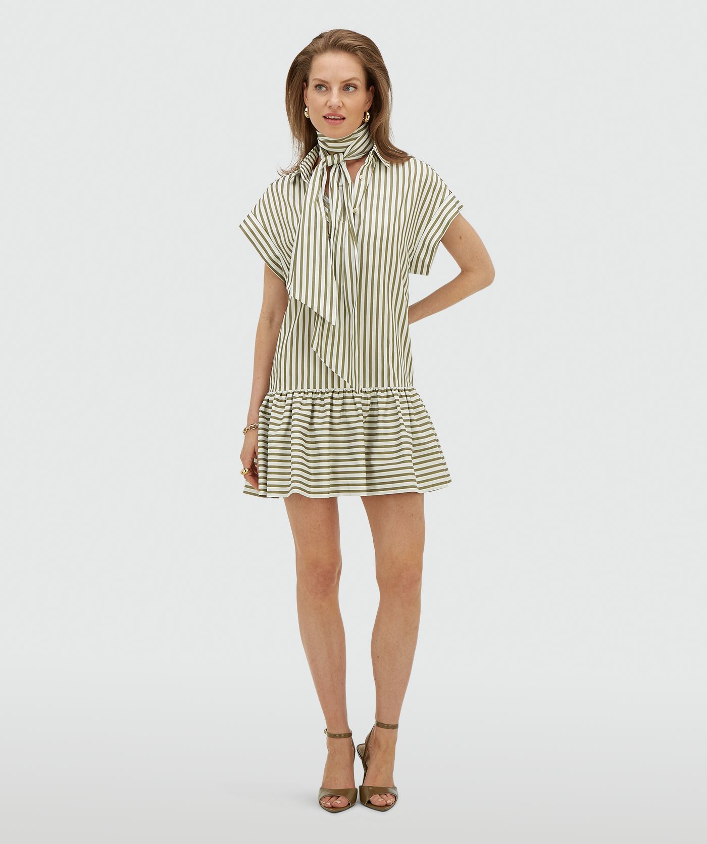 Model draagt een oversized blousejurk met strepen in de kleur Dark Pistachio