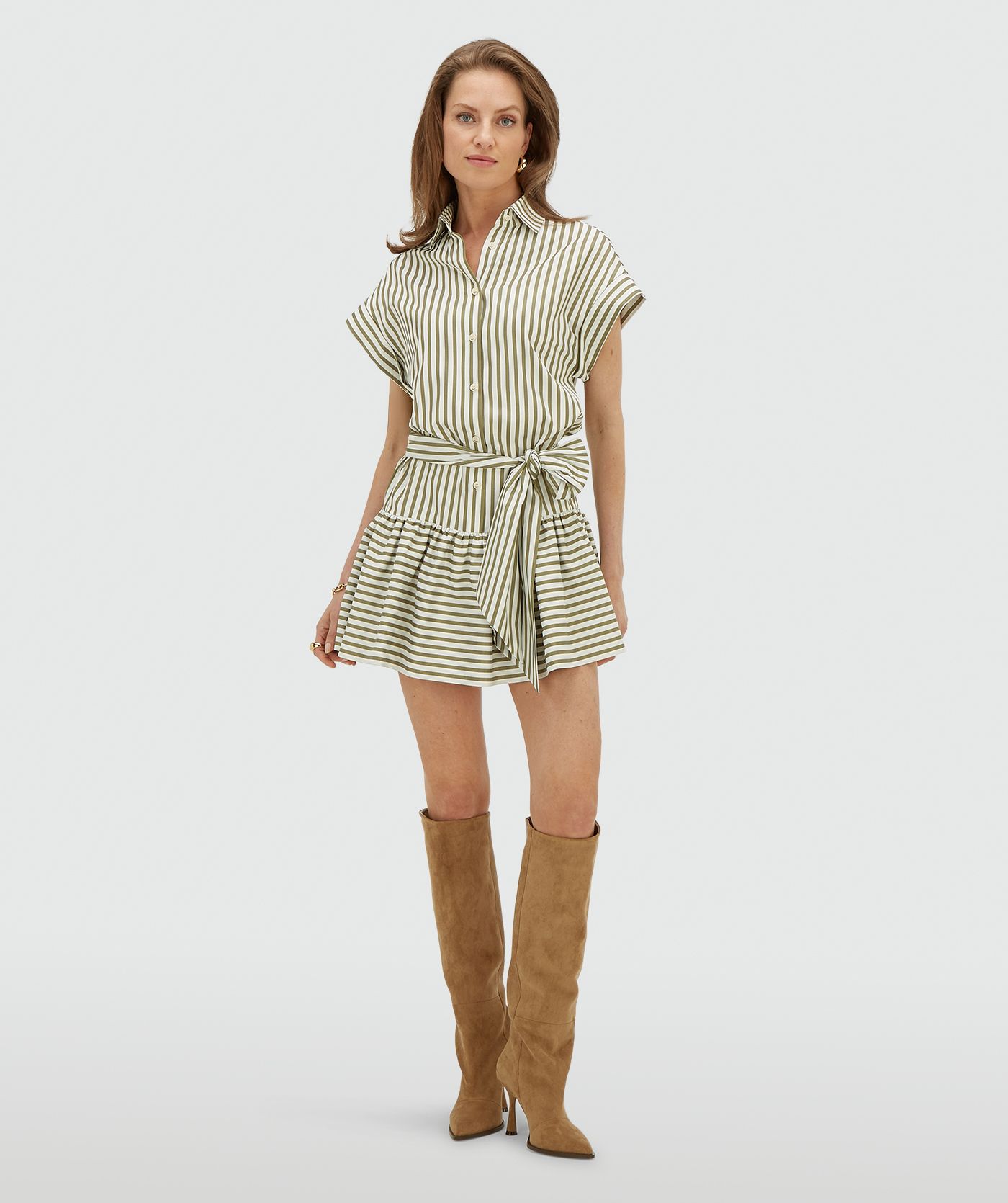 Model draagt een oversized blousejurk met strepen in de kleur Dark Pistachio
