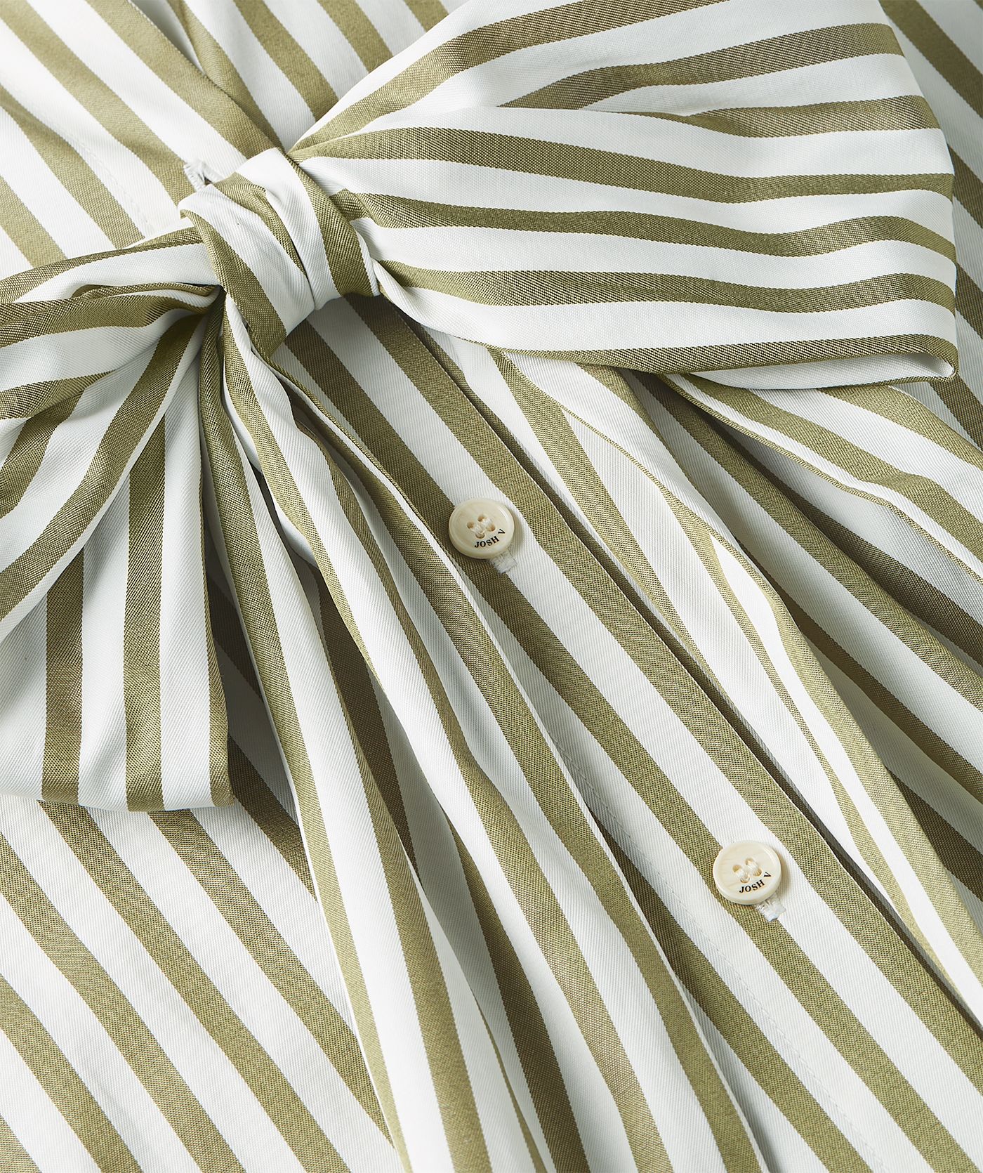 Close-up van een oversized blousejurk met strepen in de kleur Dark Pistachio