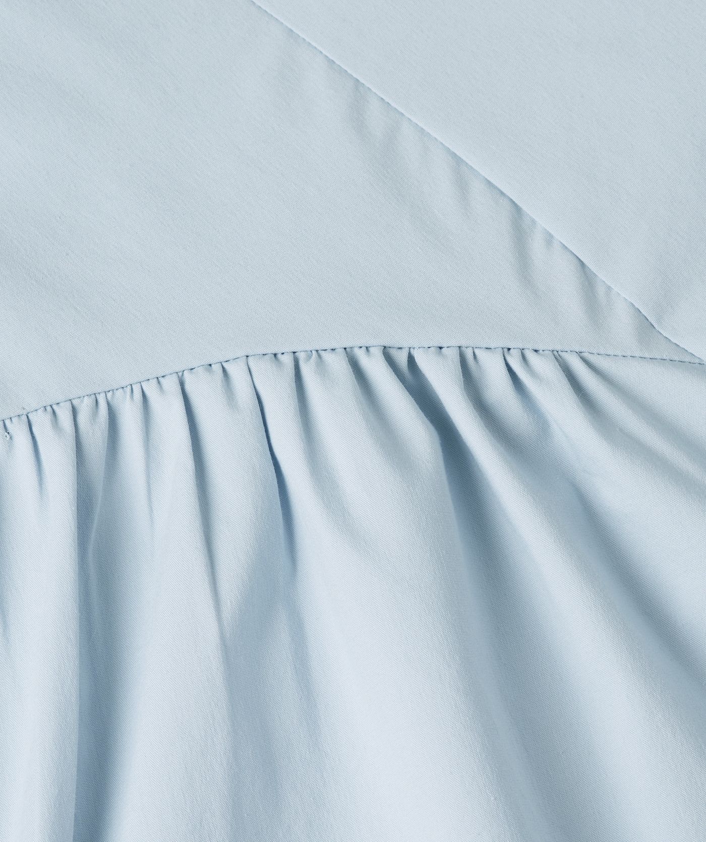 Close-up van een fitted mini jurk in de kleur Fresh Blue