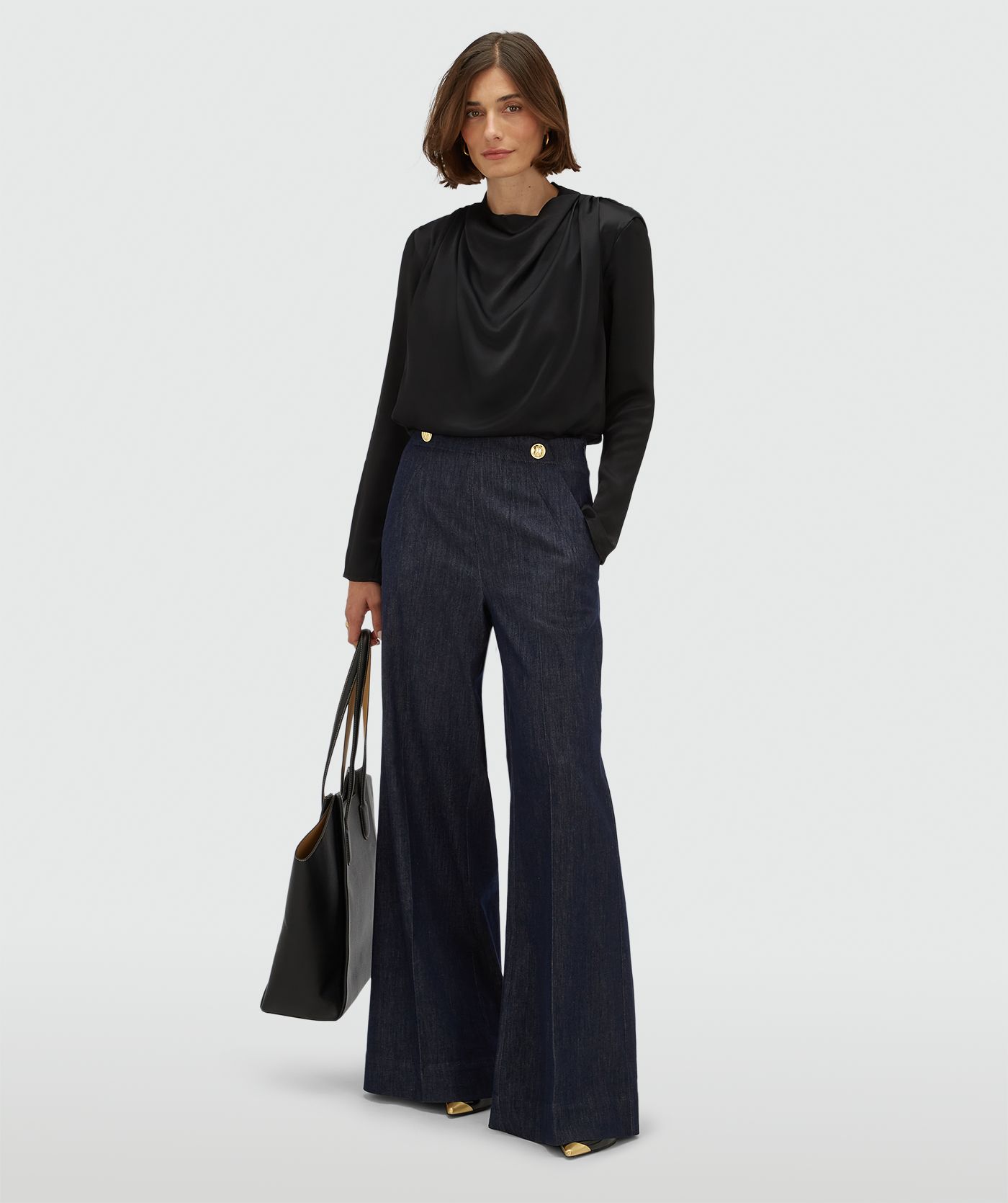 Model draagt een wide fit top in satijn look 