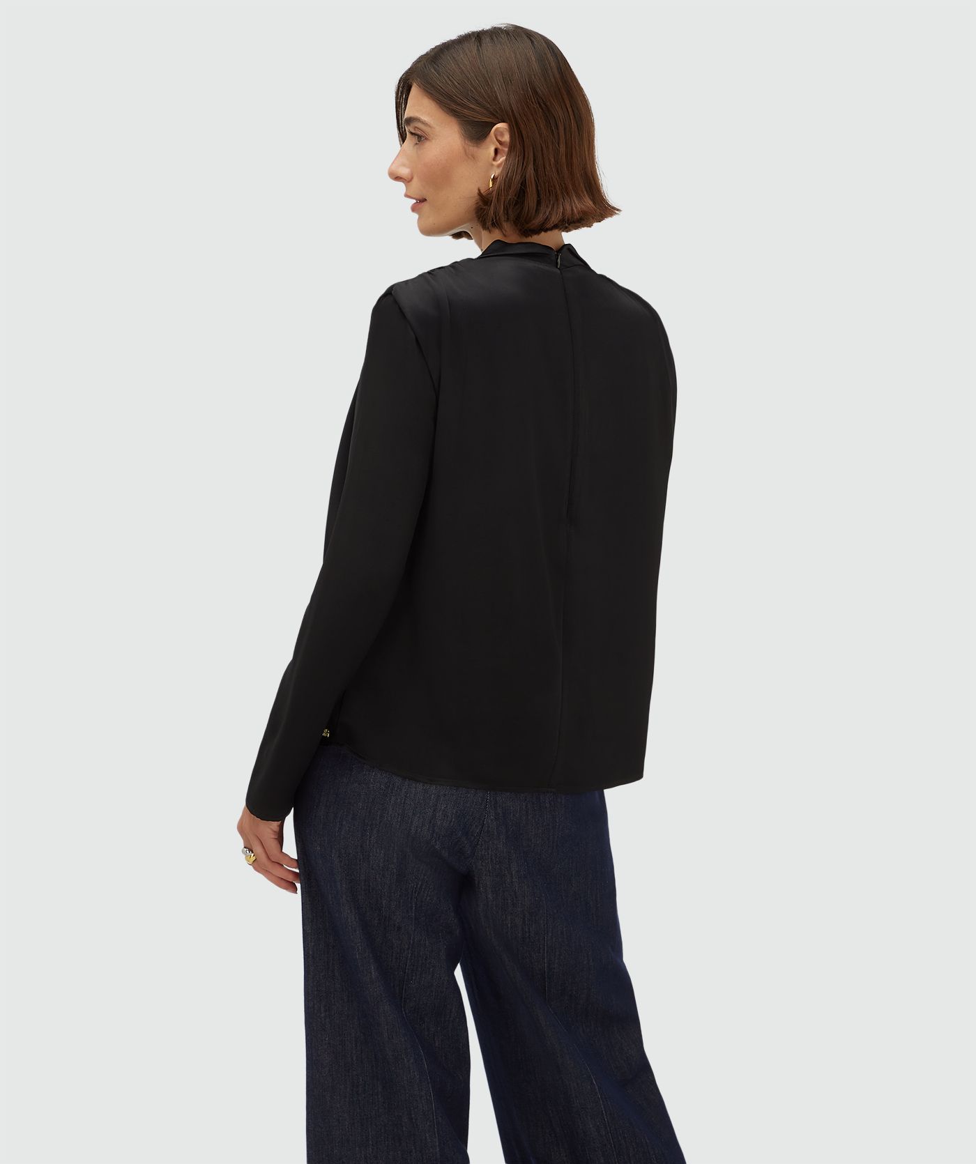 Achteraanzicht van een model in een wide fit top in satijn look 