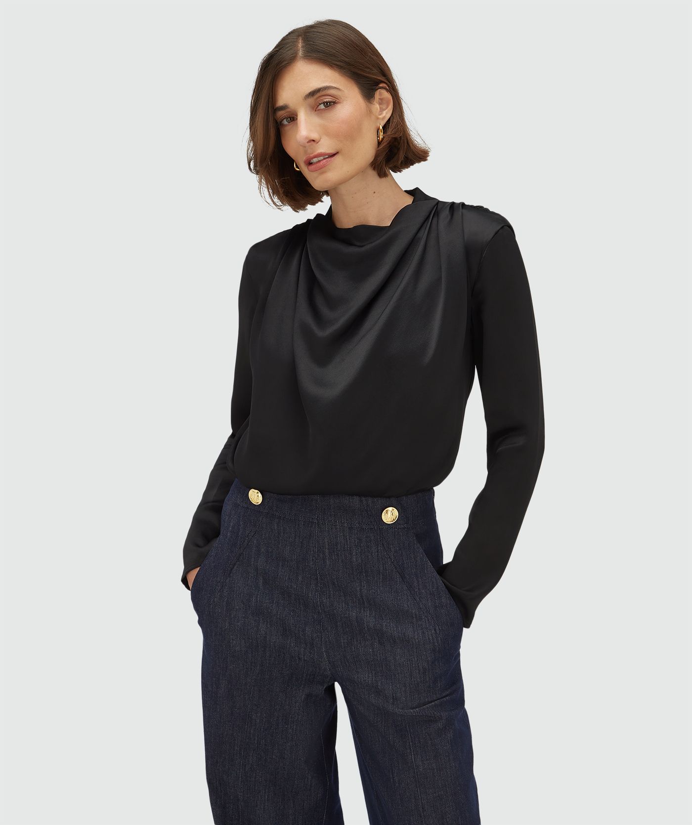Model draagt een wide fit top in satijn look 