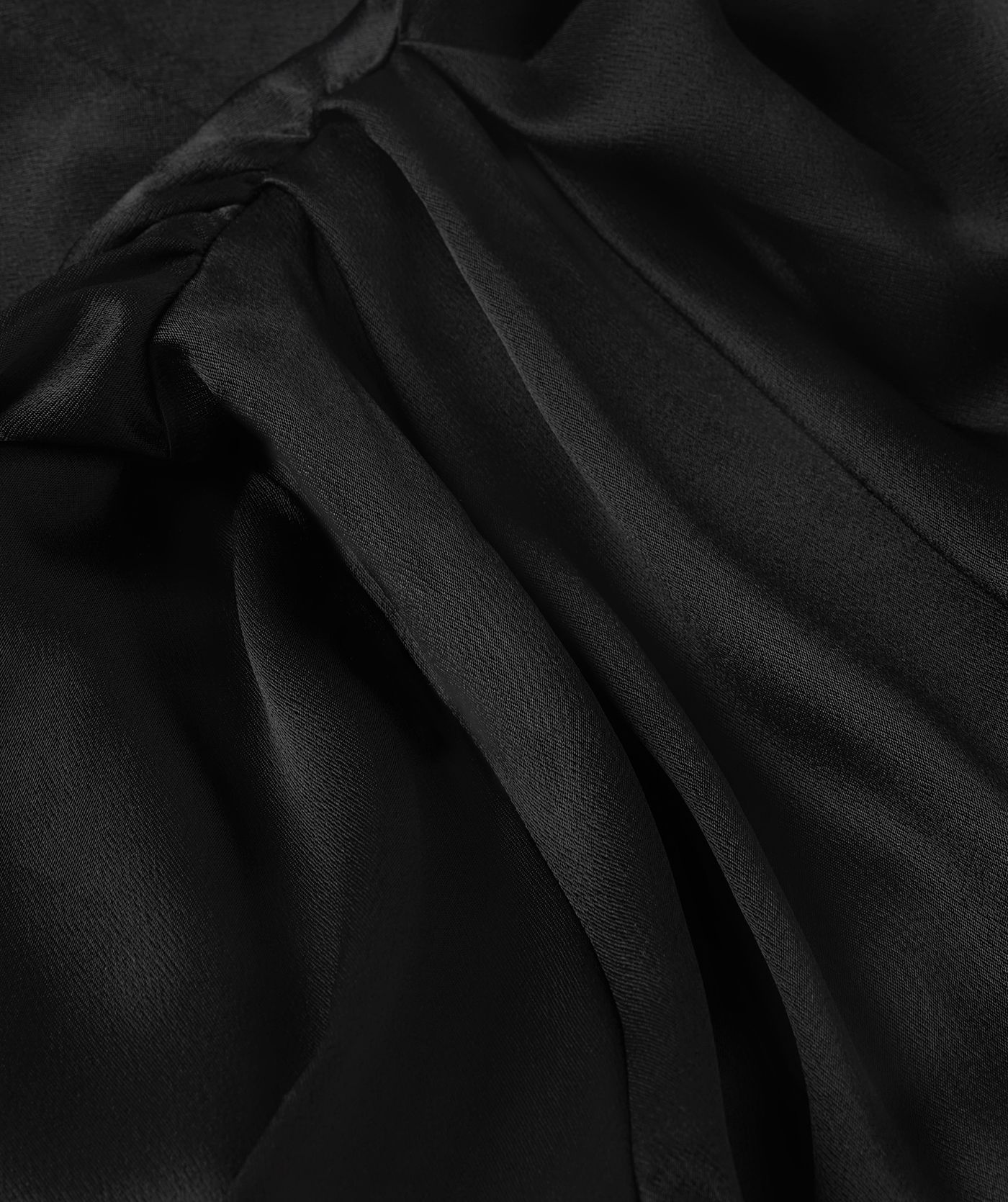 Close-up van een wide fit top in satijn look 