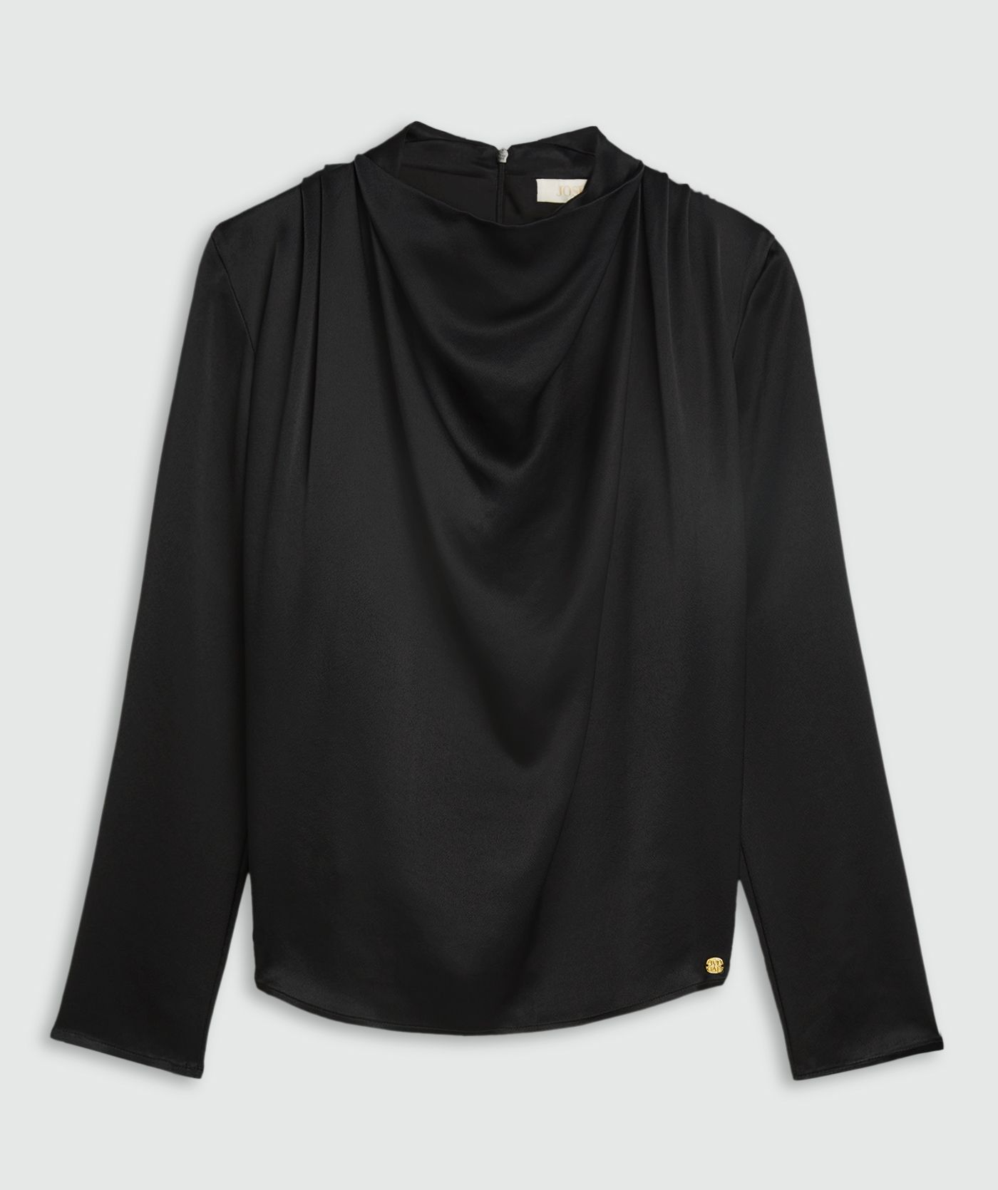 Wide fit top in satijn look zonder model, weergegeven op een lichtgrijze achtergrond