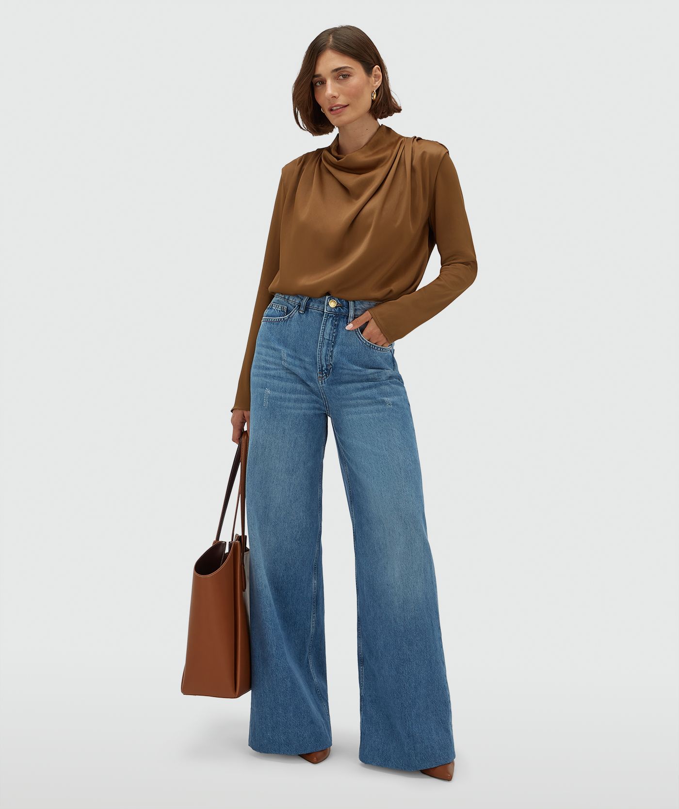 Model draagt een wide fit top in satijn look