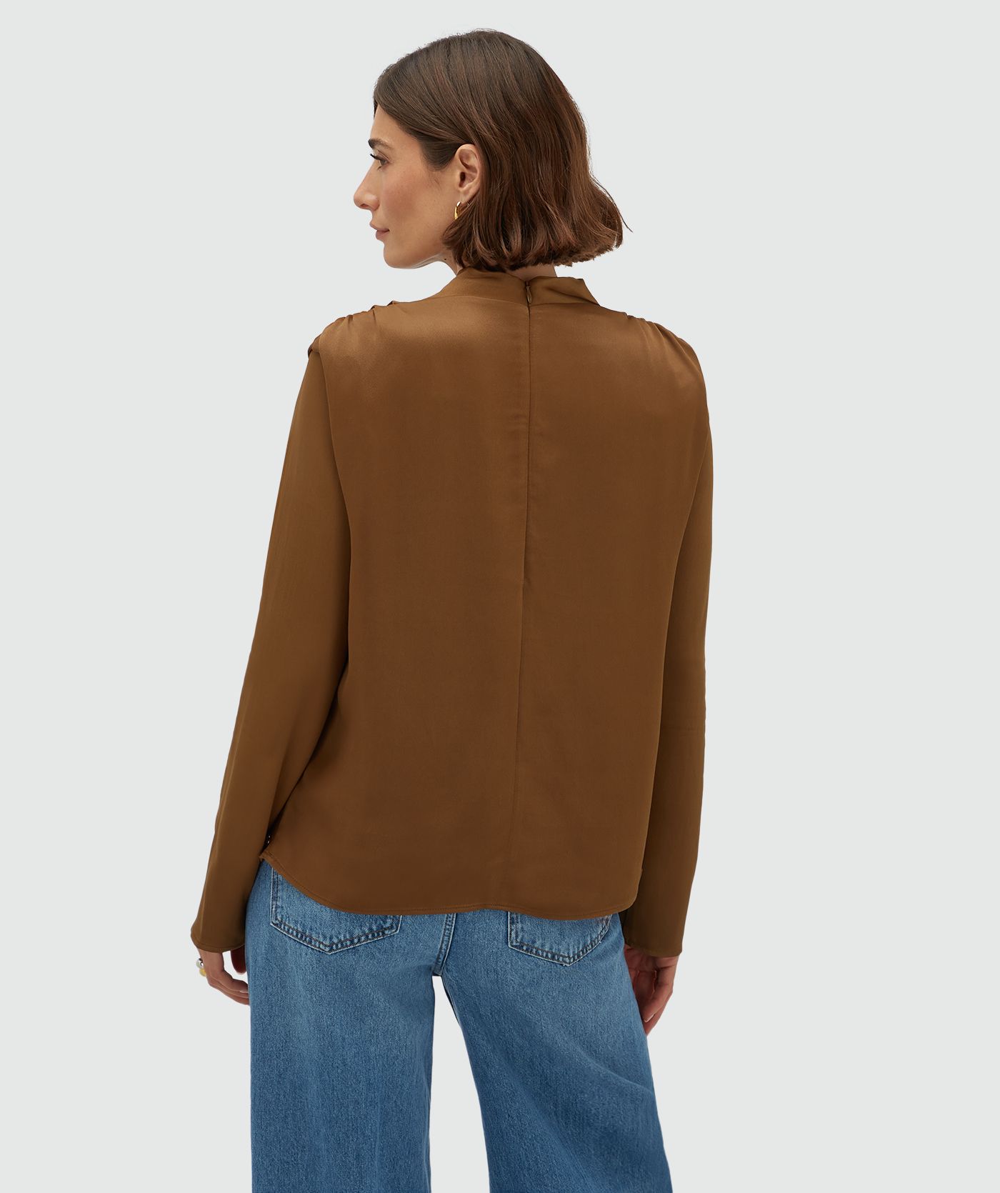 Achteraanzicht van een model in een wide fit top in satijn look