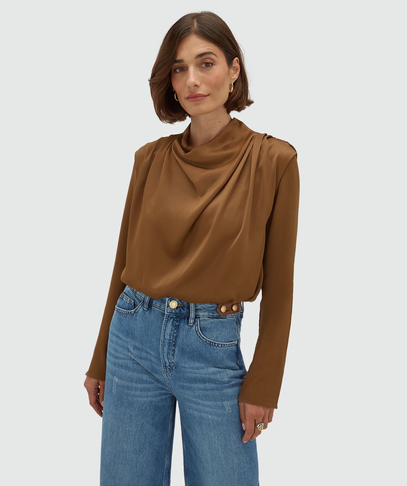 Model draagt een wide fit top in satijn look
