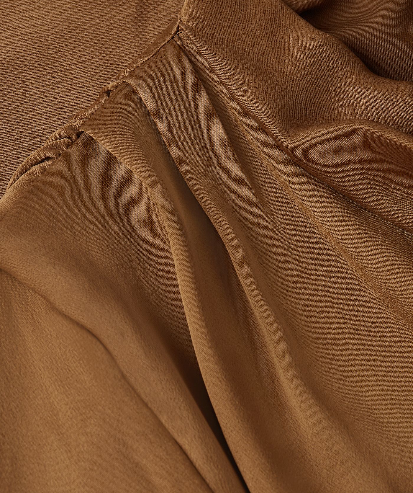 Close-up van een wide fit top in satijn look 