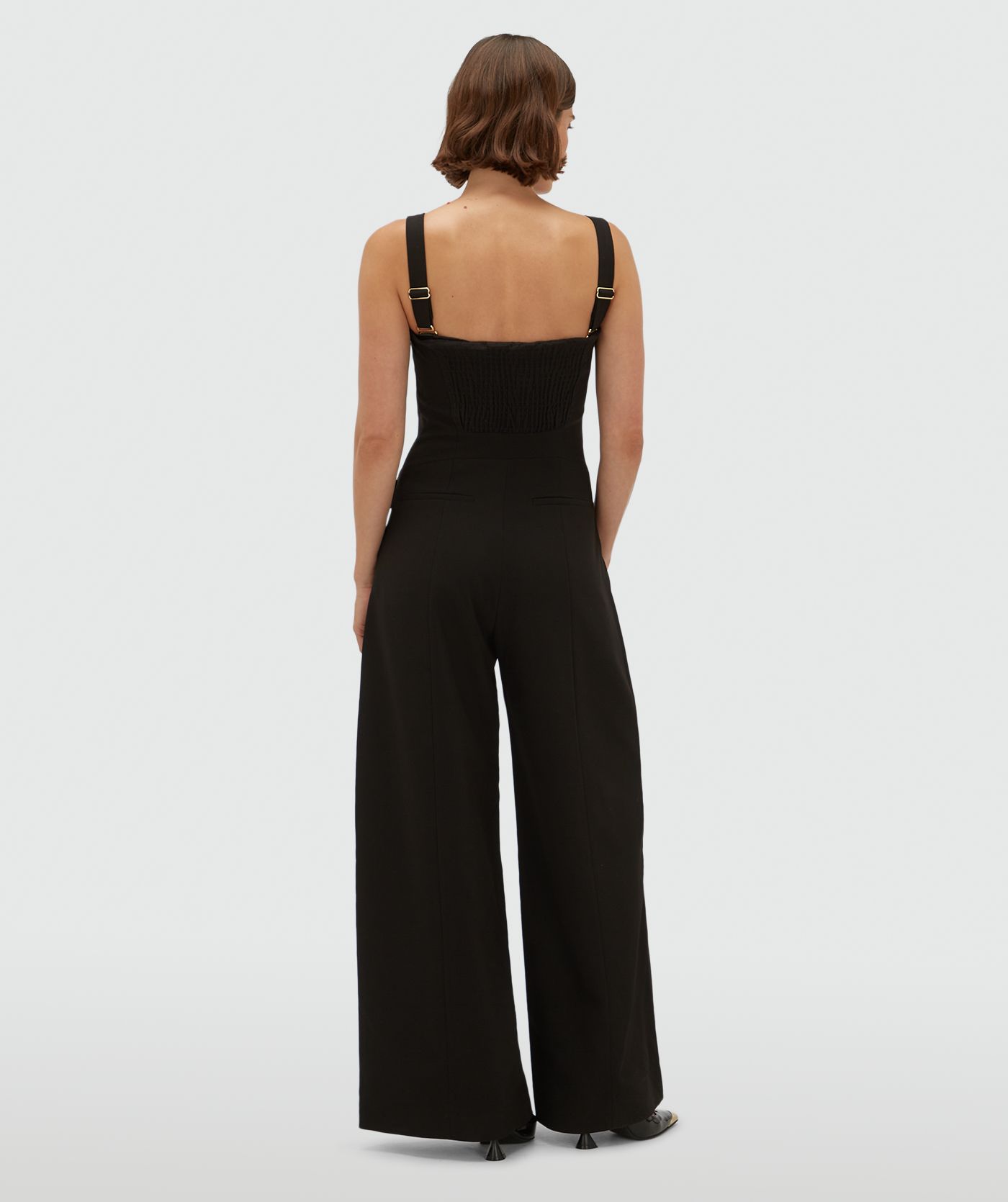 Achteraanzicht van een model in een zwarte wide leg jumpsuit