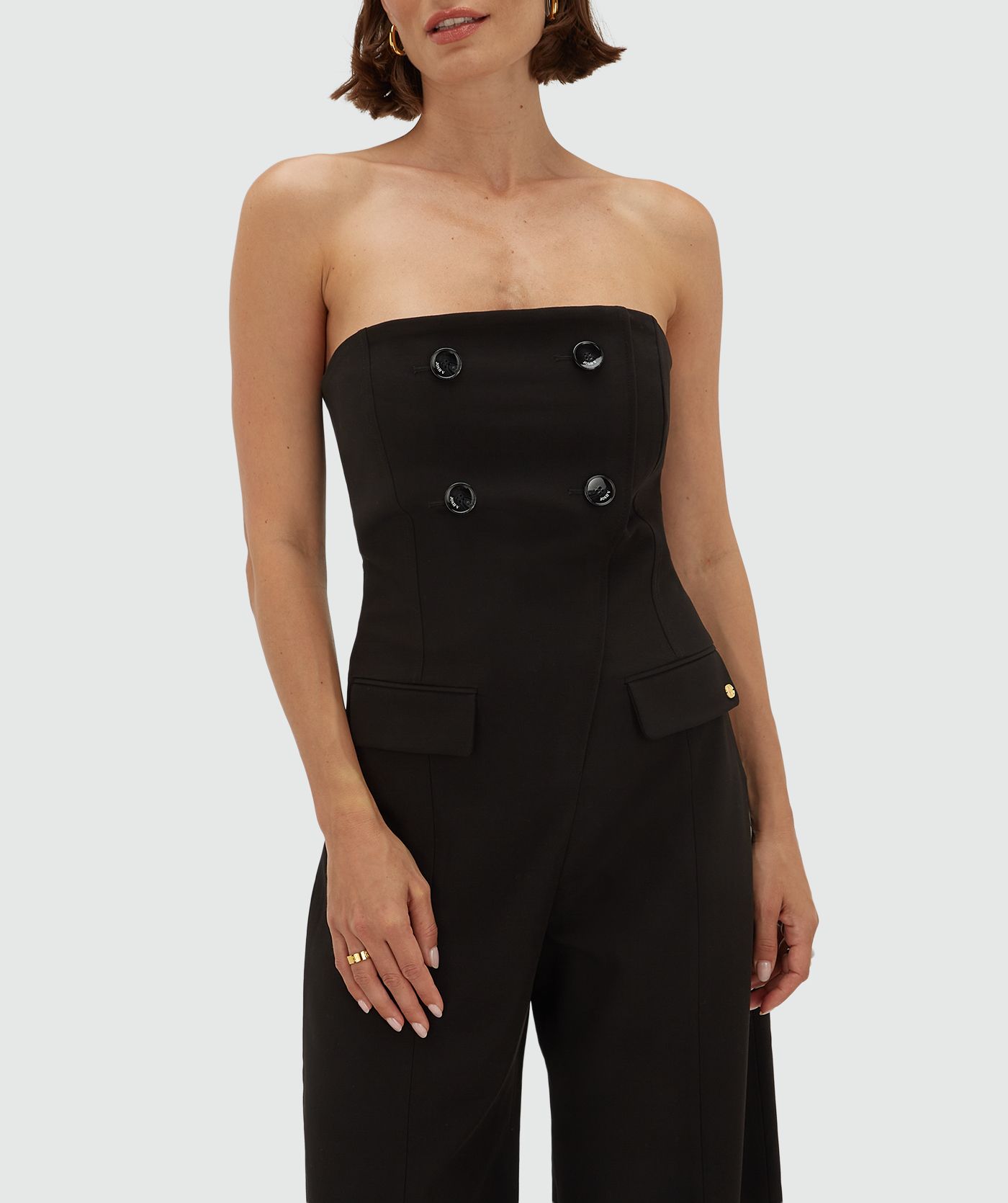 Model draagt een wide leg jumpsuit in het zwart