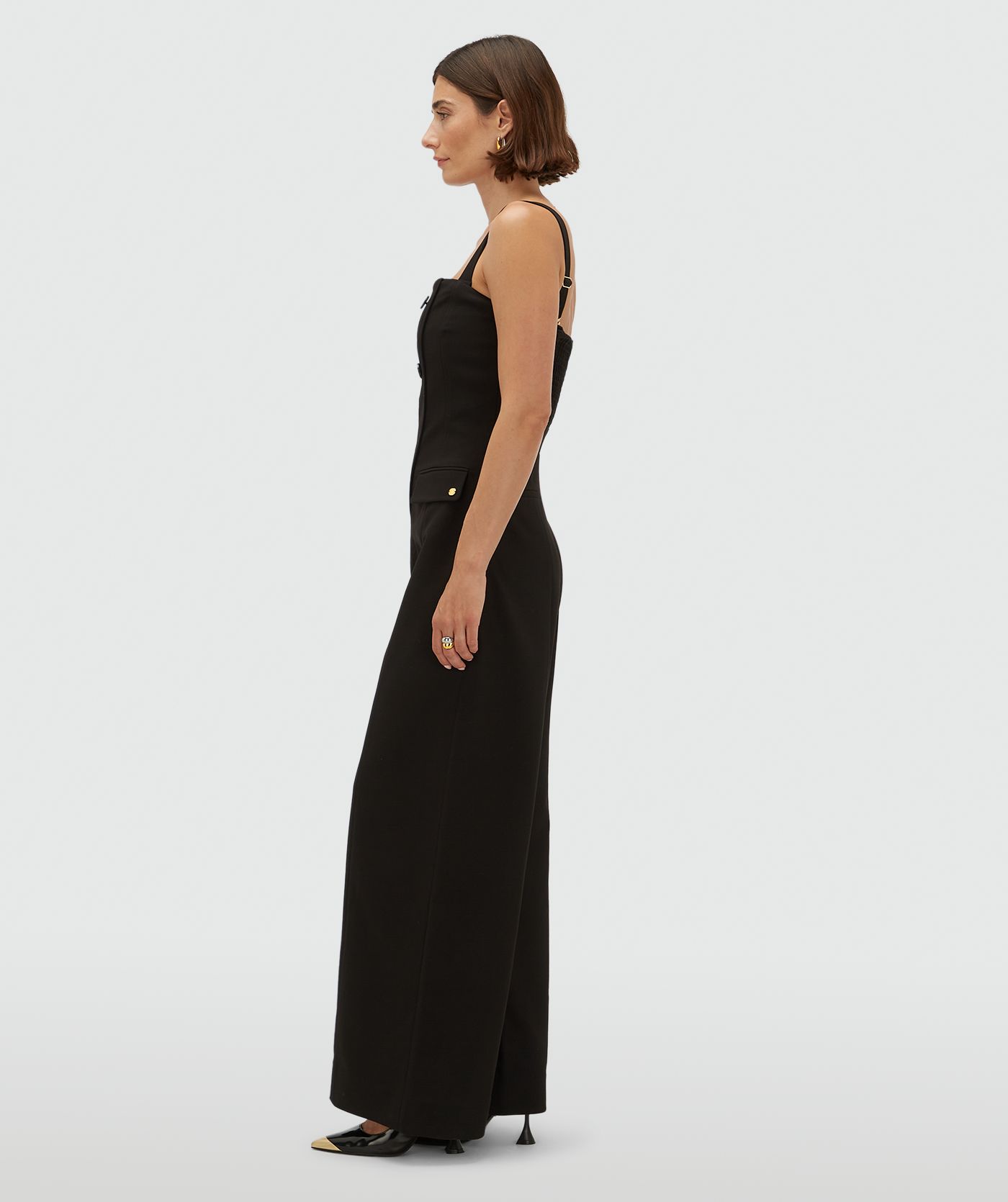 Zijaanzicht van een model in een zwarte wide leg jumpsuit