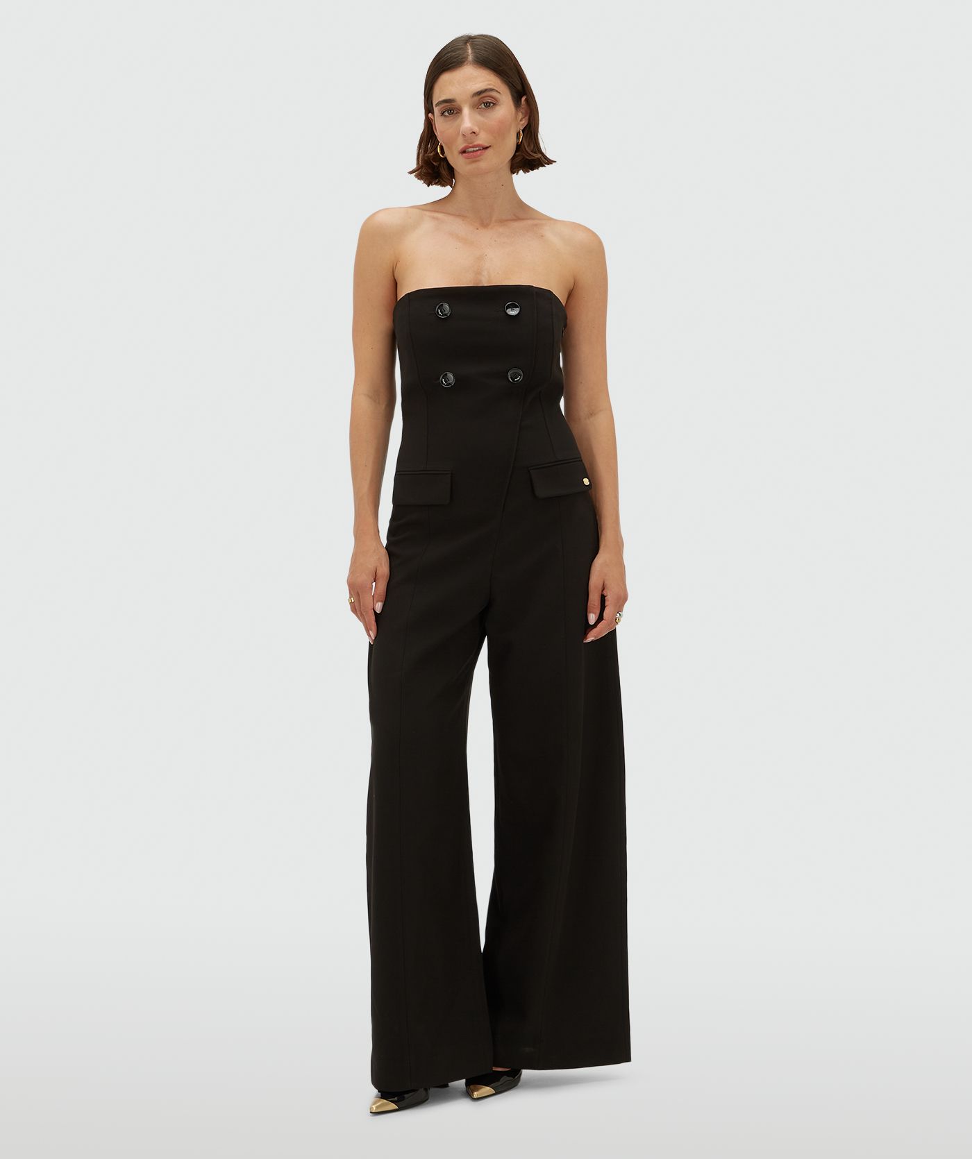 Model draagt een wide leg jumpsuit in het zwart