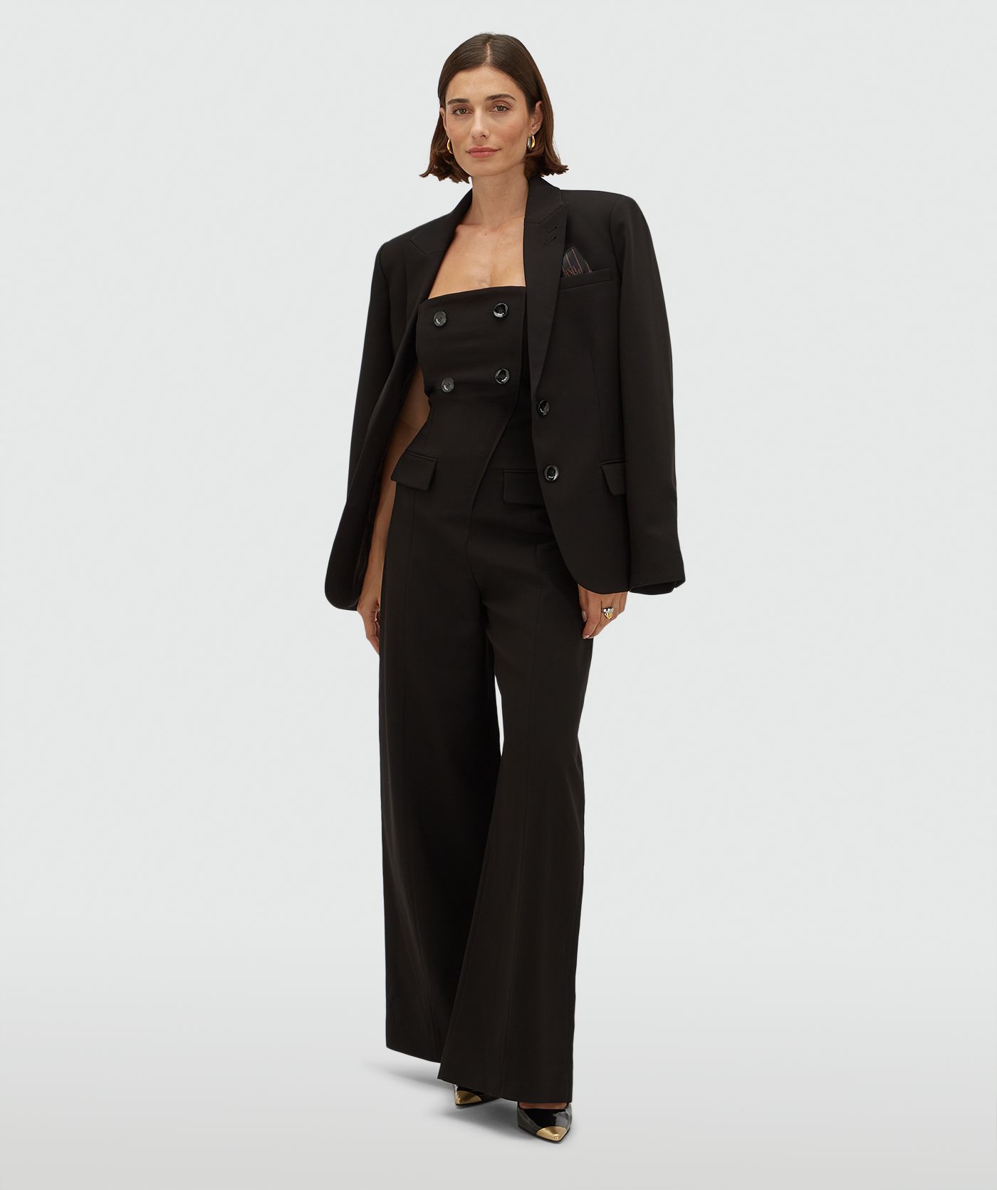 Model draagt een wide leg jumpsuit in het zwart