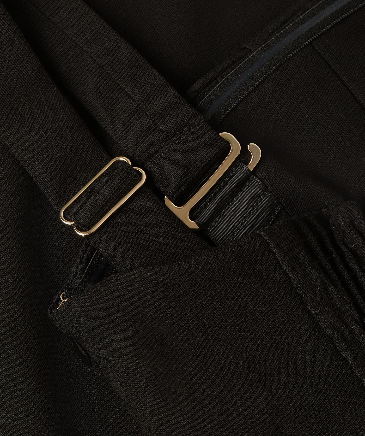 Close-up van een zwarte wide leg jumpsuit 