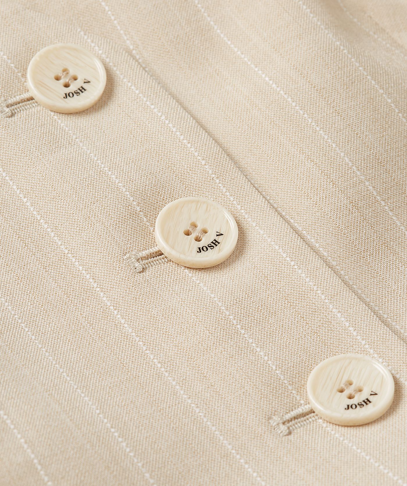 Close-up van een fitted gilet met krijtstreep.