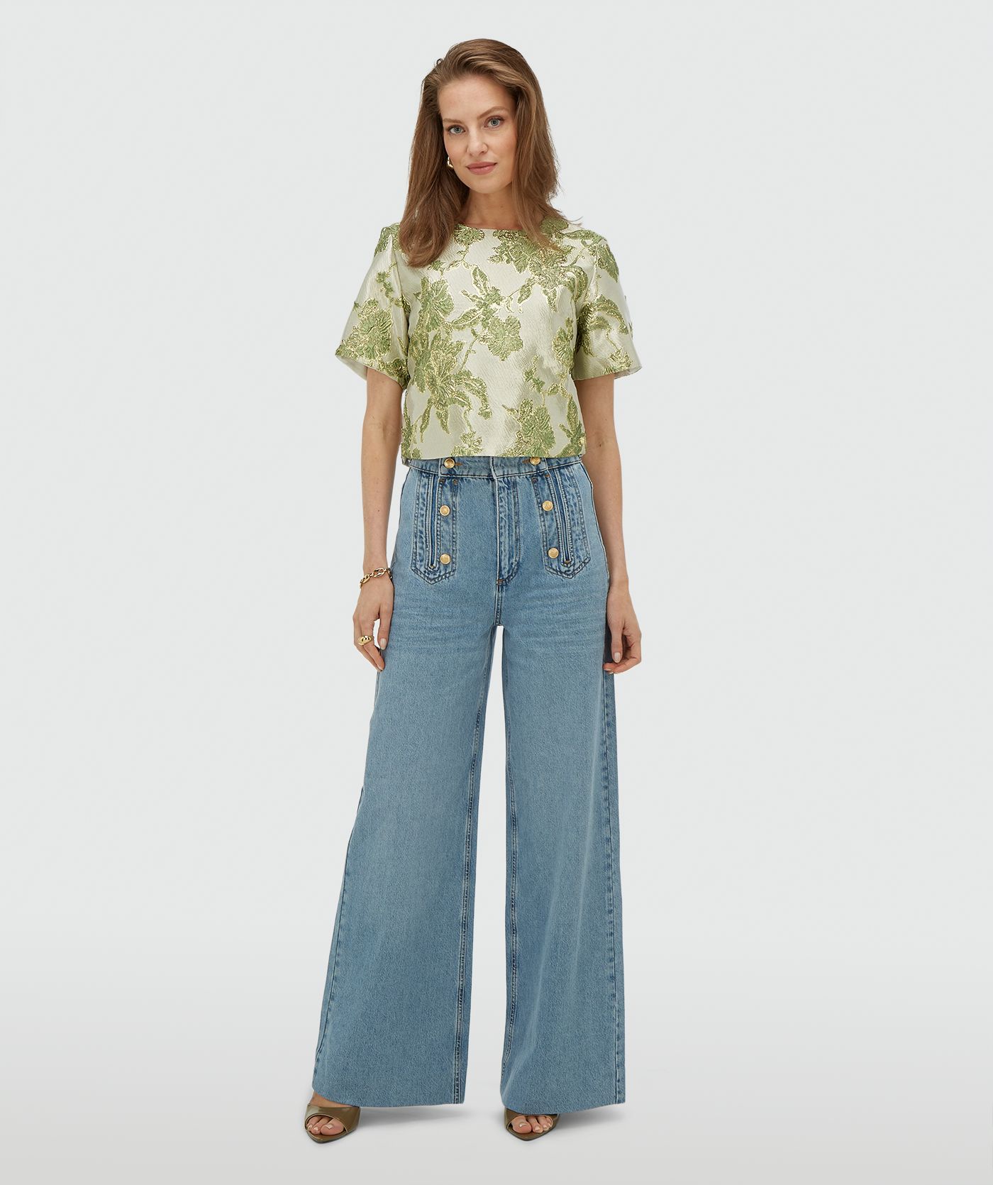 Model draagt een cropped top met metallic details in de kleur Dark Pistachio