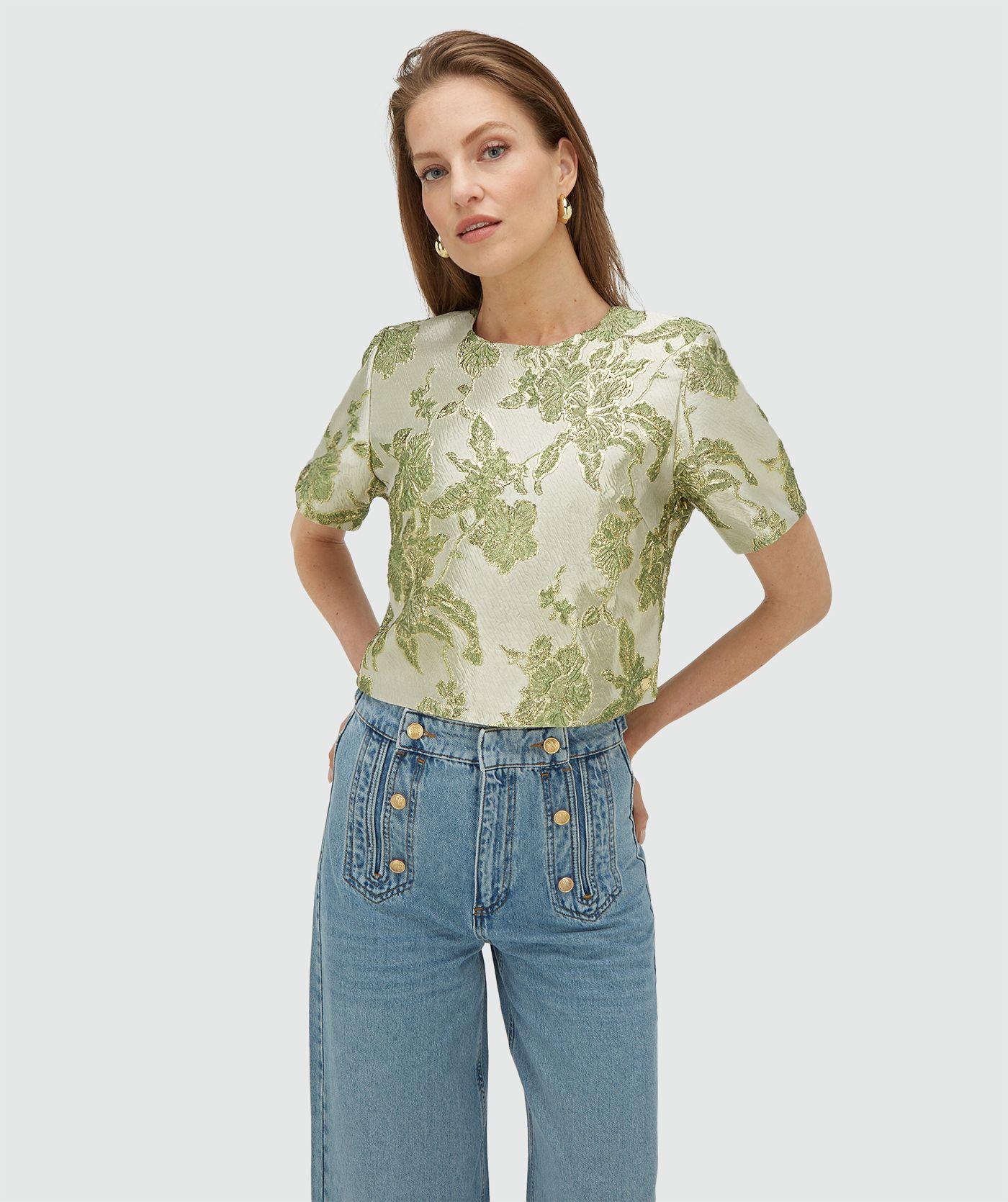 Model draagt een cropped top met metallic details in de kleur Dark Pistachio