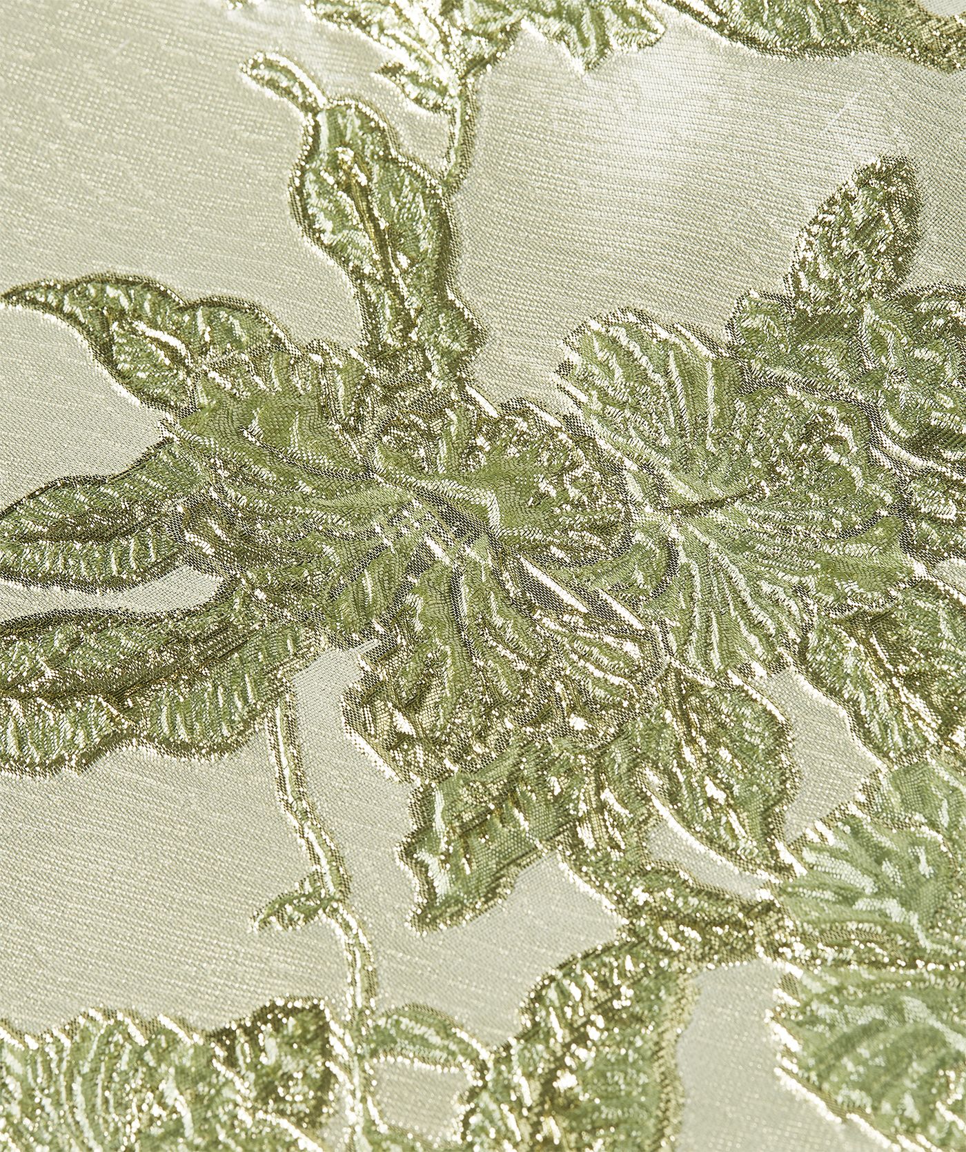 Close-up van een cropped top met metallic details in de kleur Dark Pistachio