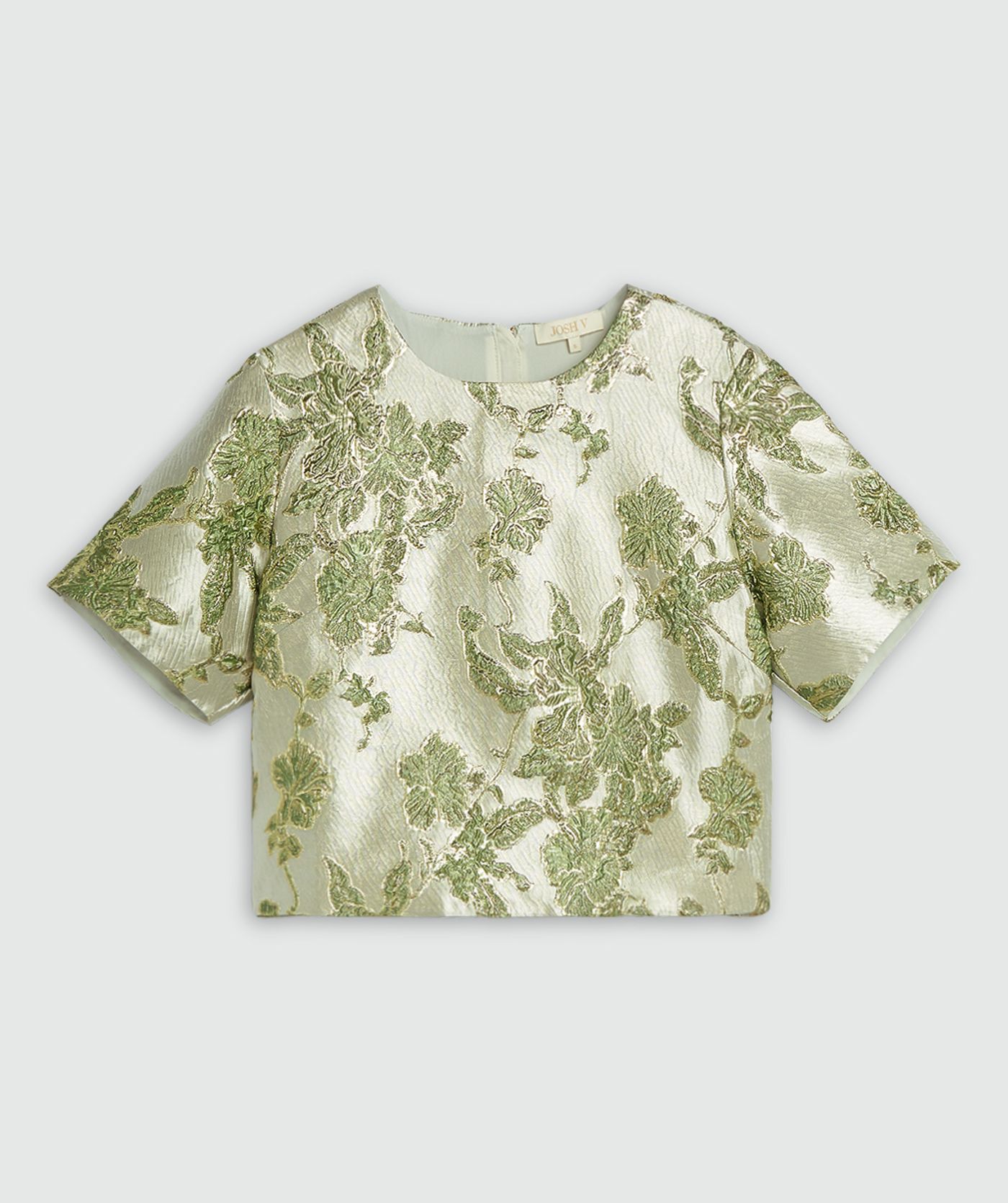 Een cropped top met metallic details in de kleur Dark Pistachio, weergegeven op een lichtgrijze achtergrond