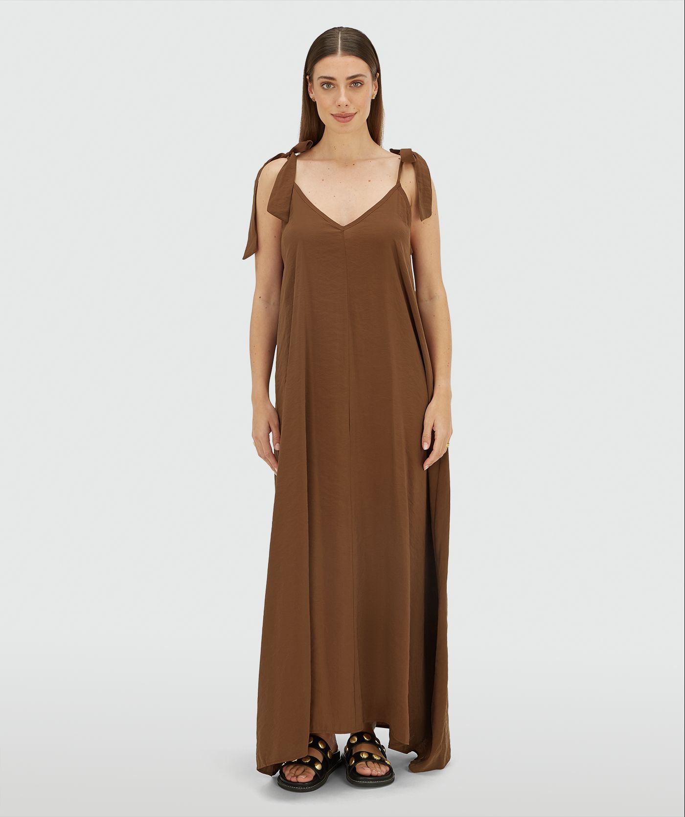 Model draagt een maxi jurk met striksluiting in de kleur Brown