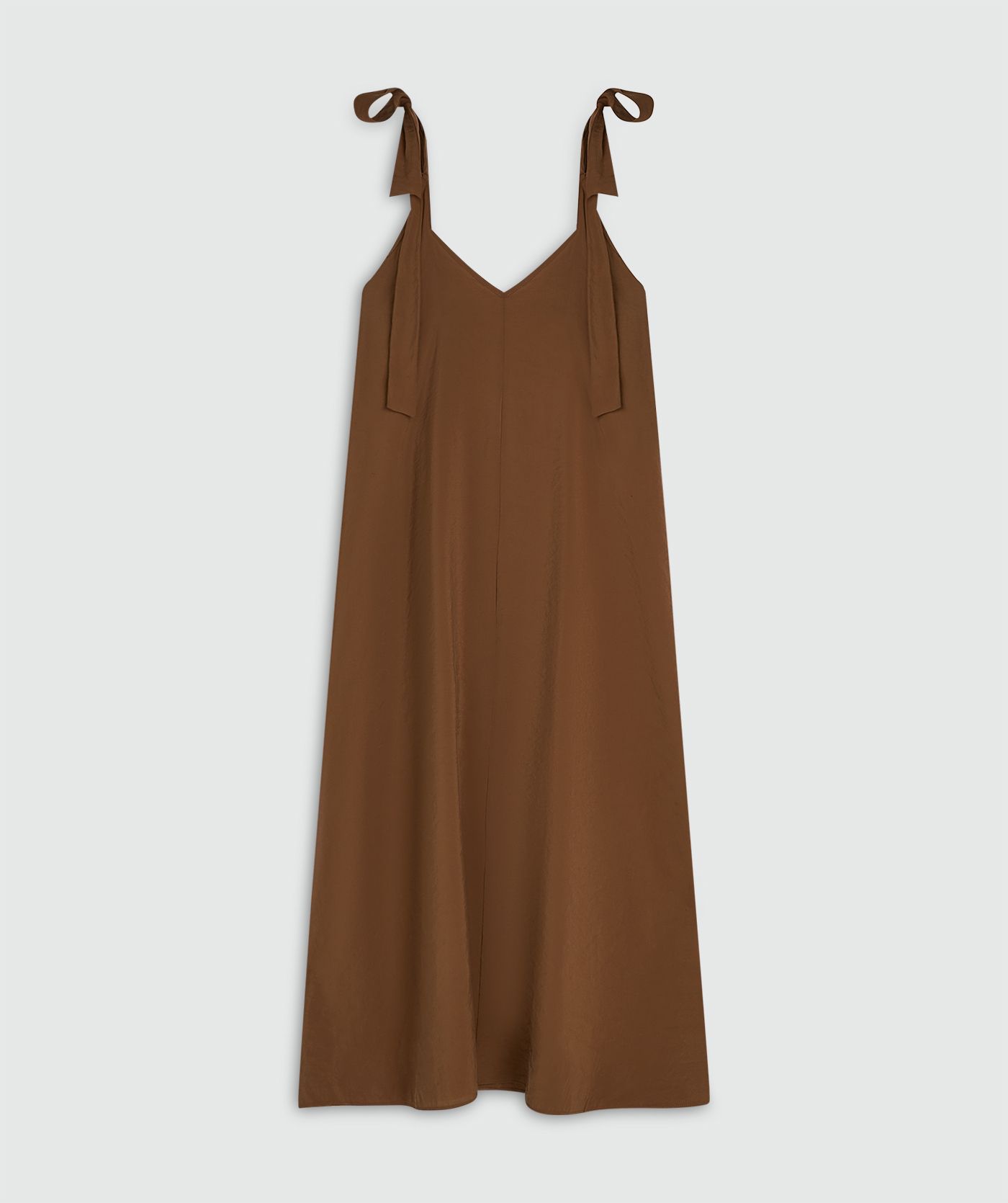 Een maxi jurk met striksluiting in de kleur Brown zonder model, weergegeven op een lichtgrijze achtergrond