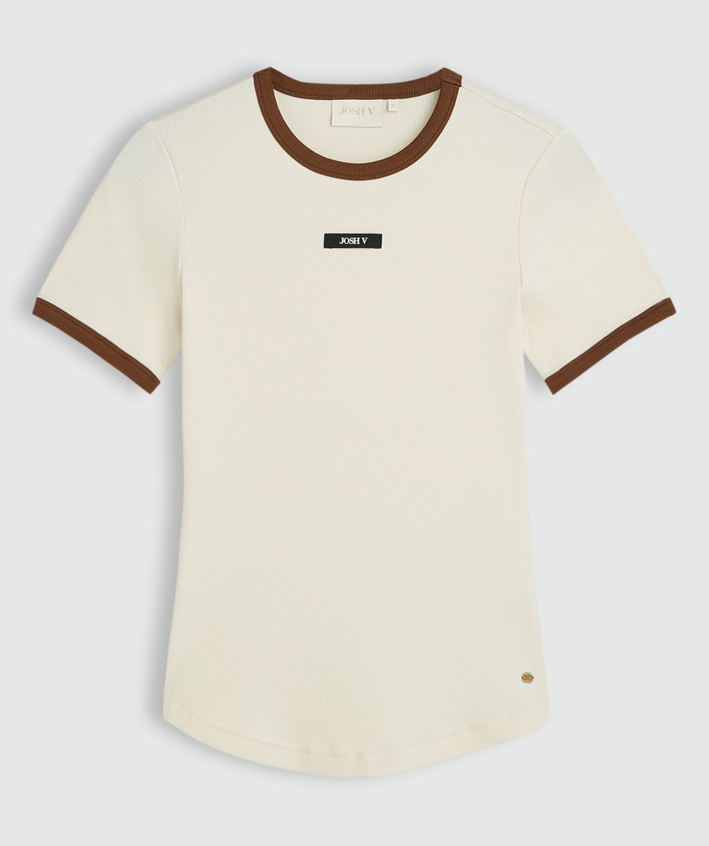 Wit T-shirt met bruine randjes bij de mouwen en de halslijn  zonder model, weergegeven op een lichtgrijze achtergrond.
