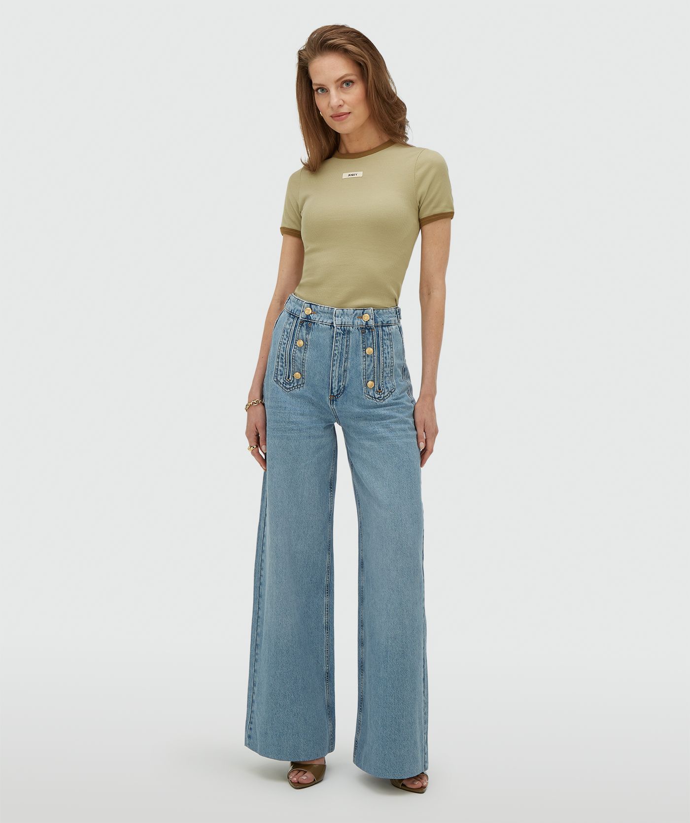 Model draagt een slim fit T-shirt met logo in de kleur Dark Pistachio