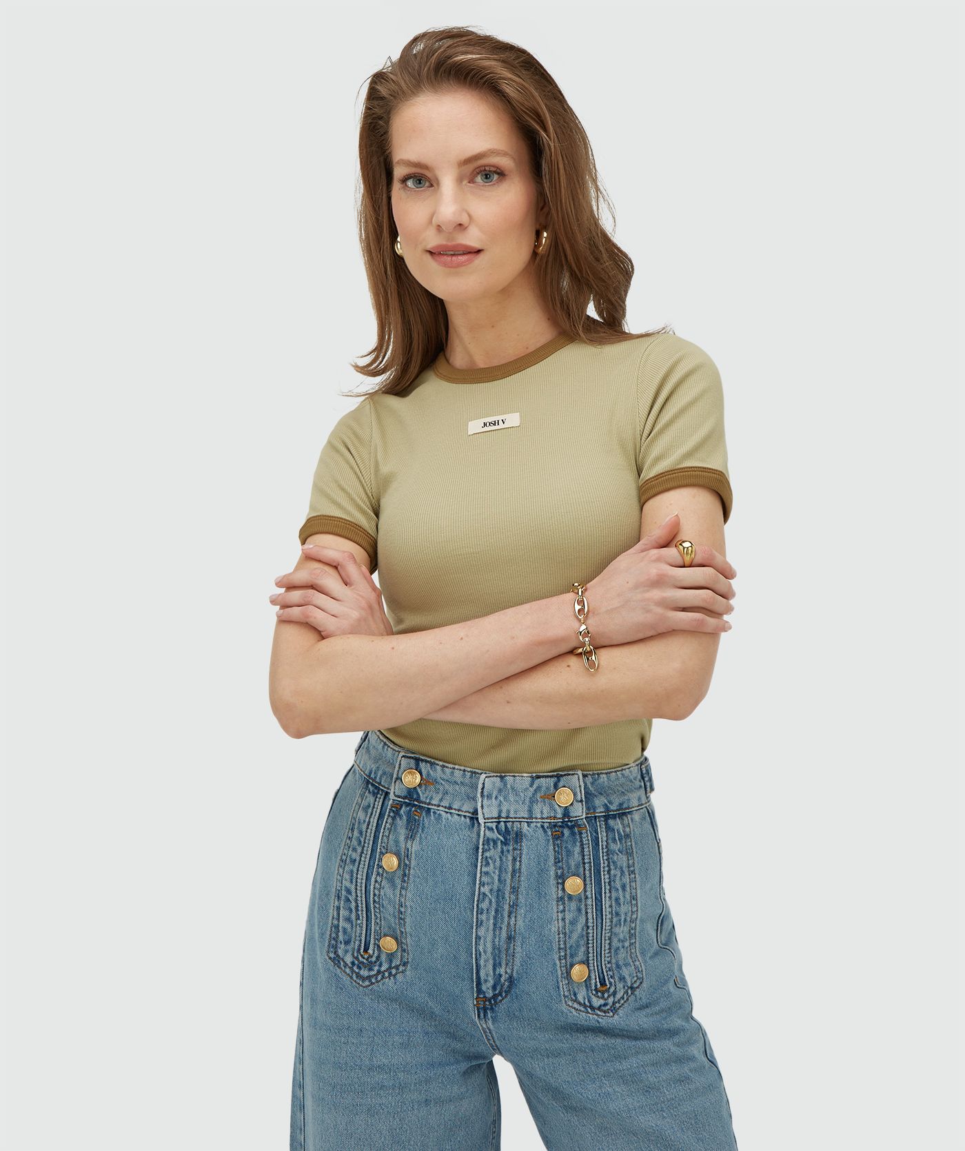 Model draagt een slim fit T-shirt met logo in de kleur Dark Pistachio