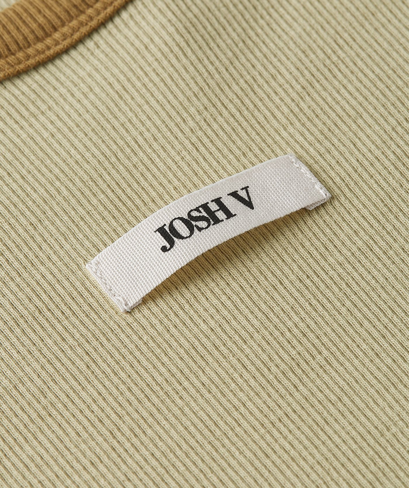 Close-up van een slim fit T-shirt met logo in de kleur Dark Pistachio