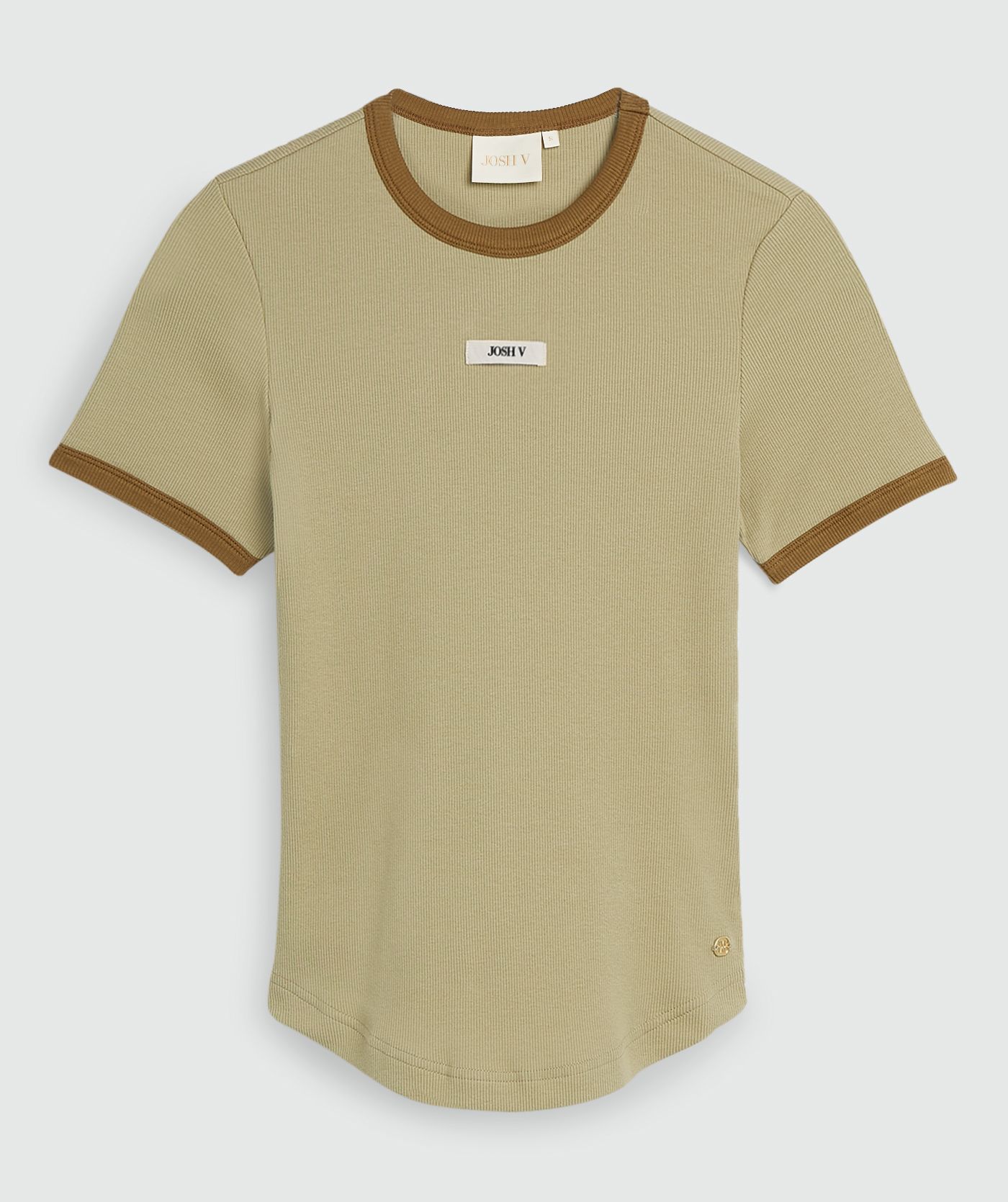 Een slim fit T-shirt met logo in de kleur Dark Pistachio, weergegeven op een lichtgrijze achtergrond